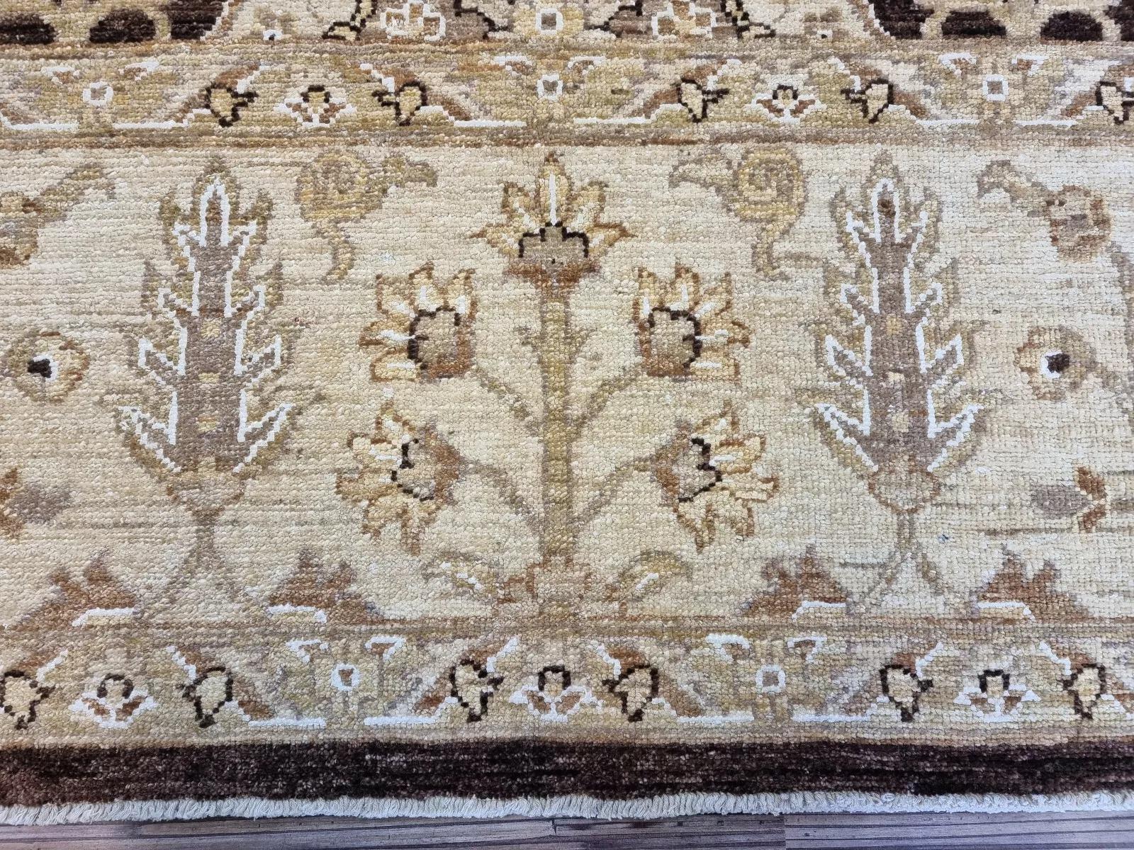 Dieser exquisite afghanische Ziegler-Teppich, der in den 1980er Jahren handgeknüpft wurde, besticht durch seine satte braune Farbgebung, die zeitlose Eleganz und Handwerkskunst verkörpert. Durch seine Größe und sein ausgeklügeltes Design ist er eine