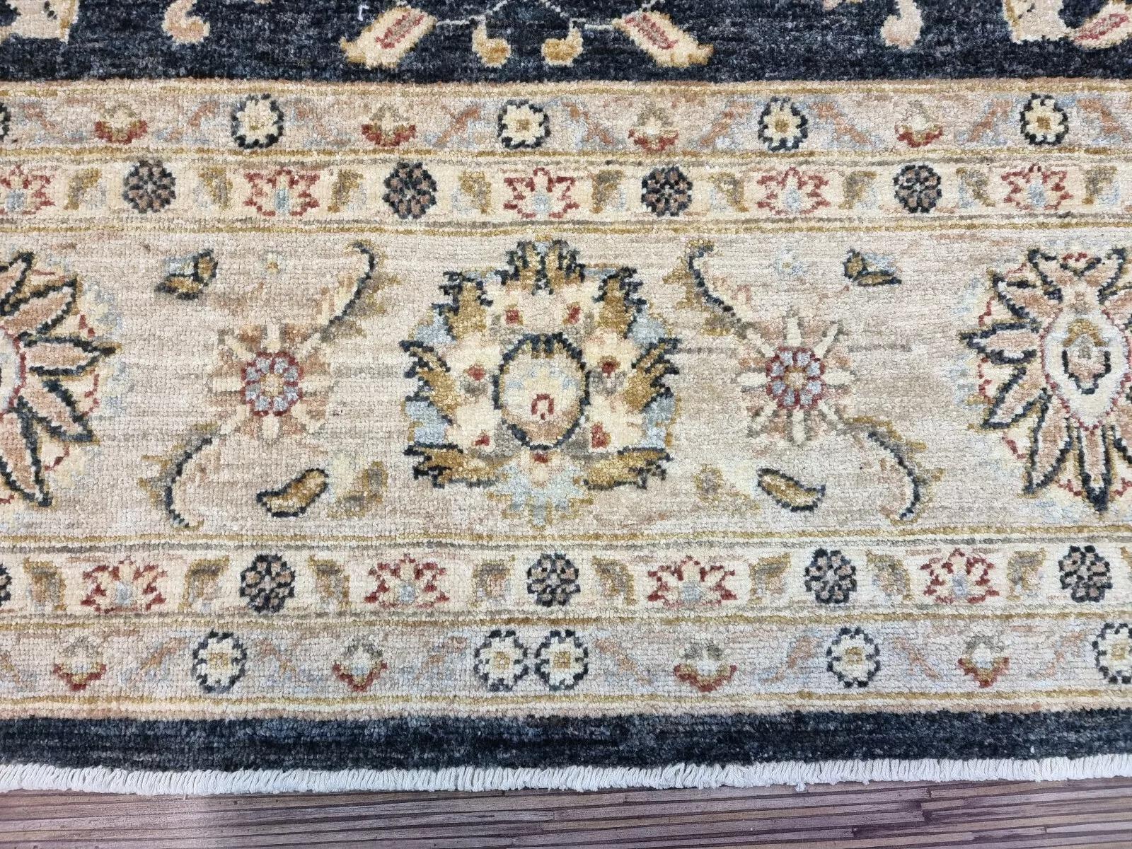 Dieser atemberaubende afghanische Ziegler-Teppich, der in den 1980er Jahren handgeknüpft wurde, strahlt zeitlose Eleganz und Qualität aus. Das mit viel Liebe zum Detail gefertigte Modell zeichnet sich durch ein auffälliges schwarzes Muster auf einer