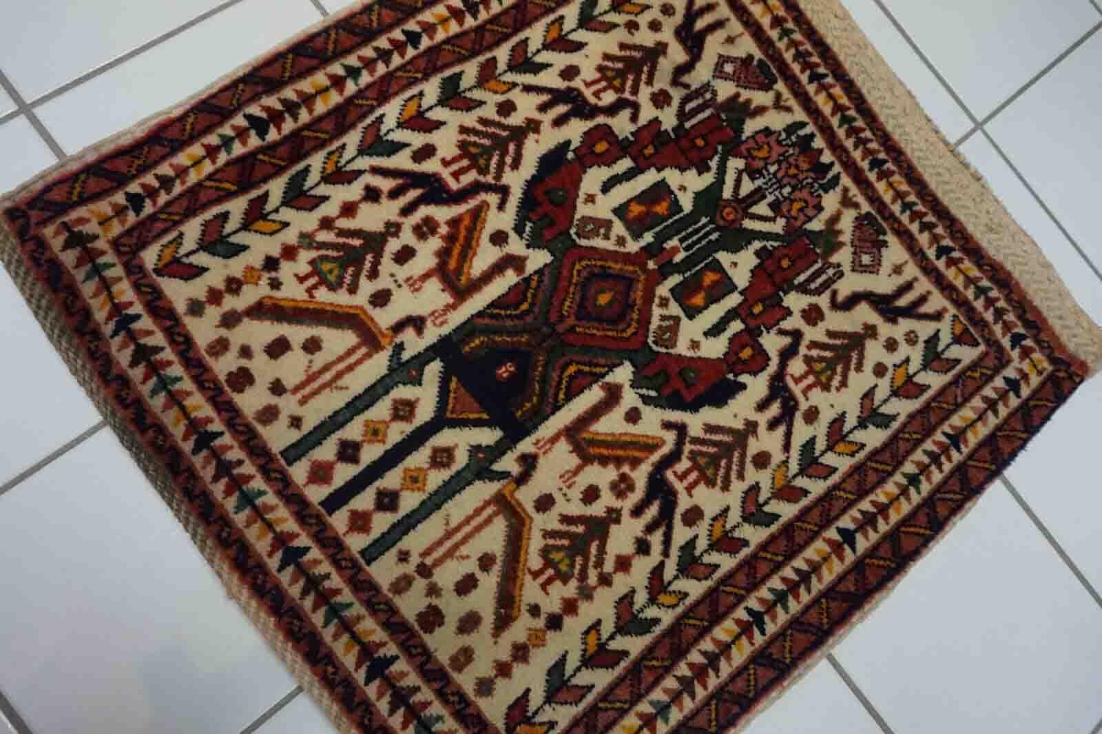 Handgefertigte Vintage-Salztasche aus Afshar im Stammesdesign. Der Teppich stammt aus dem Ende des 20. Jahrhunderts und ist in gutem Originalzustand.

-Zustand: original gut,

-Umgebung: 1970er Jahre,

-Größe: 1,8' x 2' (57cm x 63cm),

-MATERIAL: