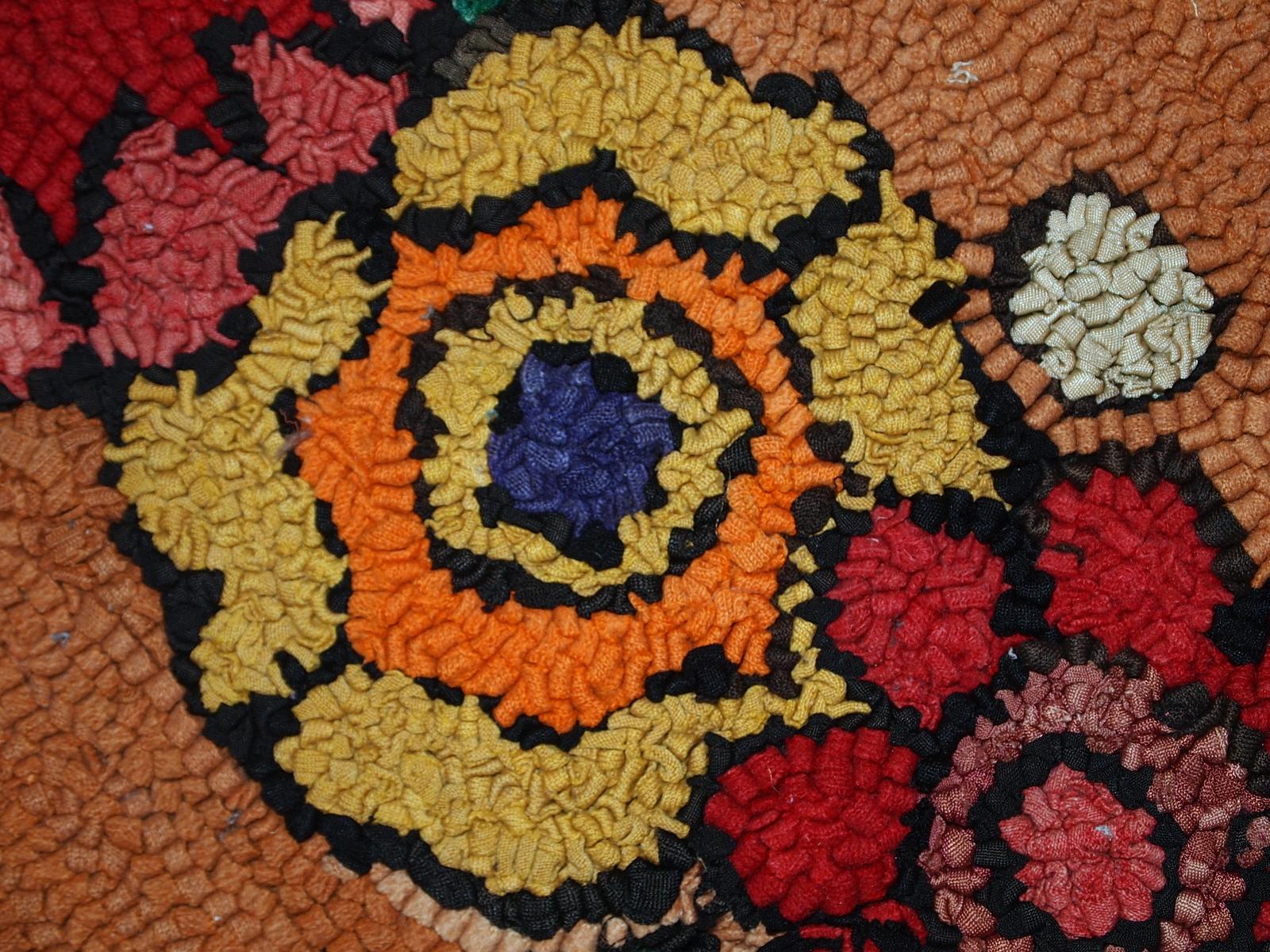 Tappeto vintage americano a uncinetto di colore arancione brillante. Bellissimo pezzo d'arte americana in buone condizioni originali.

-condizione: originale buona,

-circa: anni '40,

-Dimensioni: 2' x 3' ( 61cm x 91cm ),

-materiale: