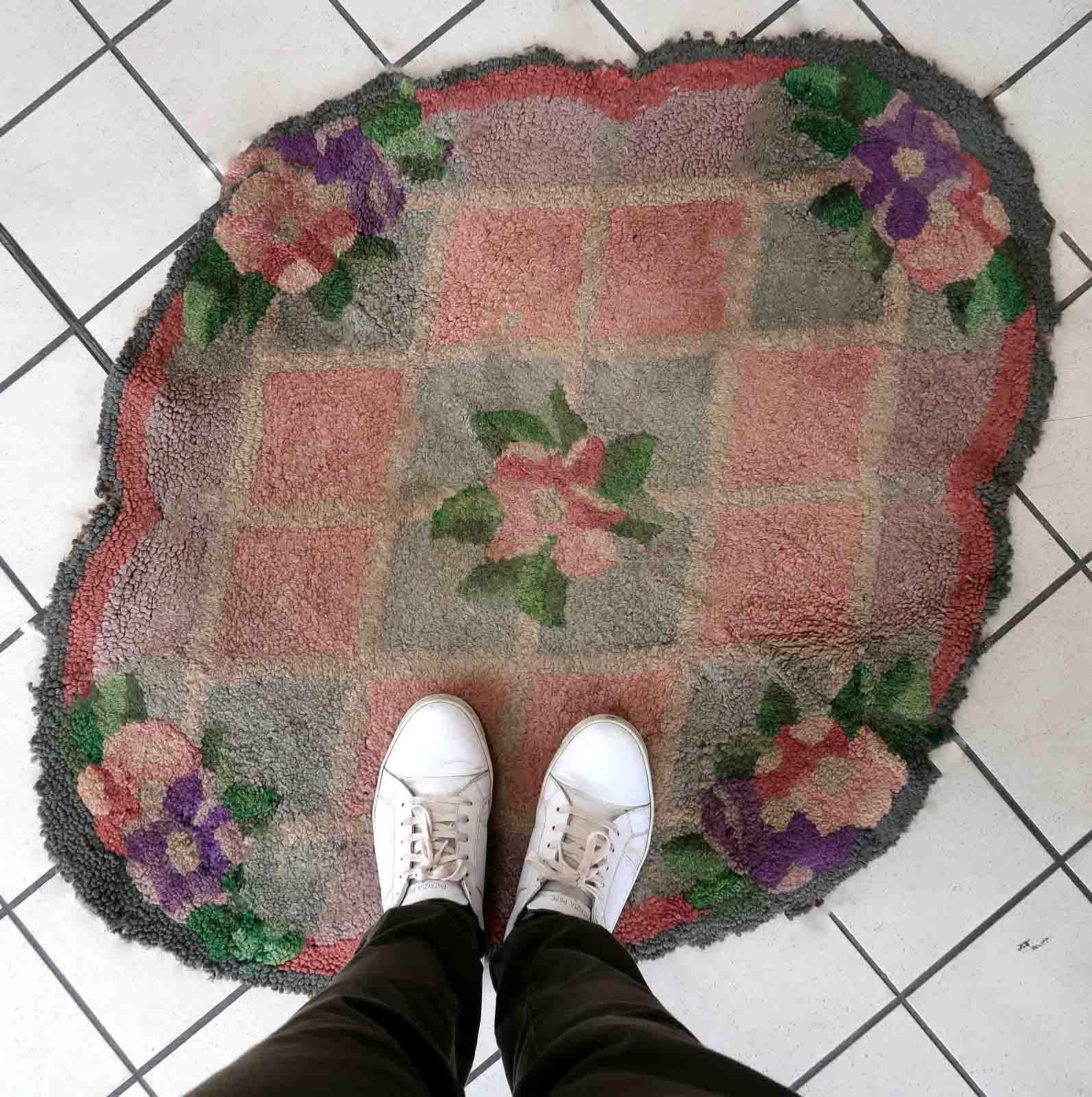 Alfombra vintage hecha a mano en ganchillo americano con diseño pictórico. La alfombra es de mediados del siglo XX. Tiene algunas restauraciones antiguas.

-estado: restaurado,

-circa: década de 1940,

-Tamaño: 1,8' x 2,8' (56cm x