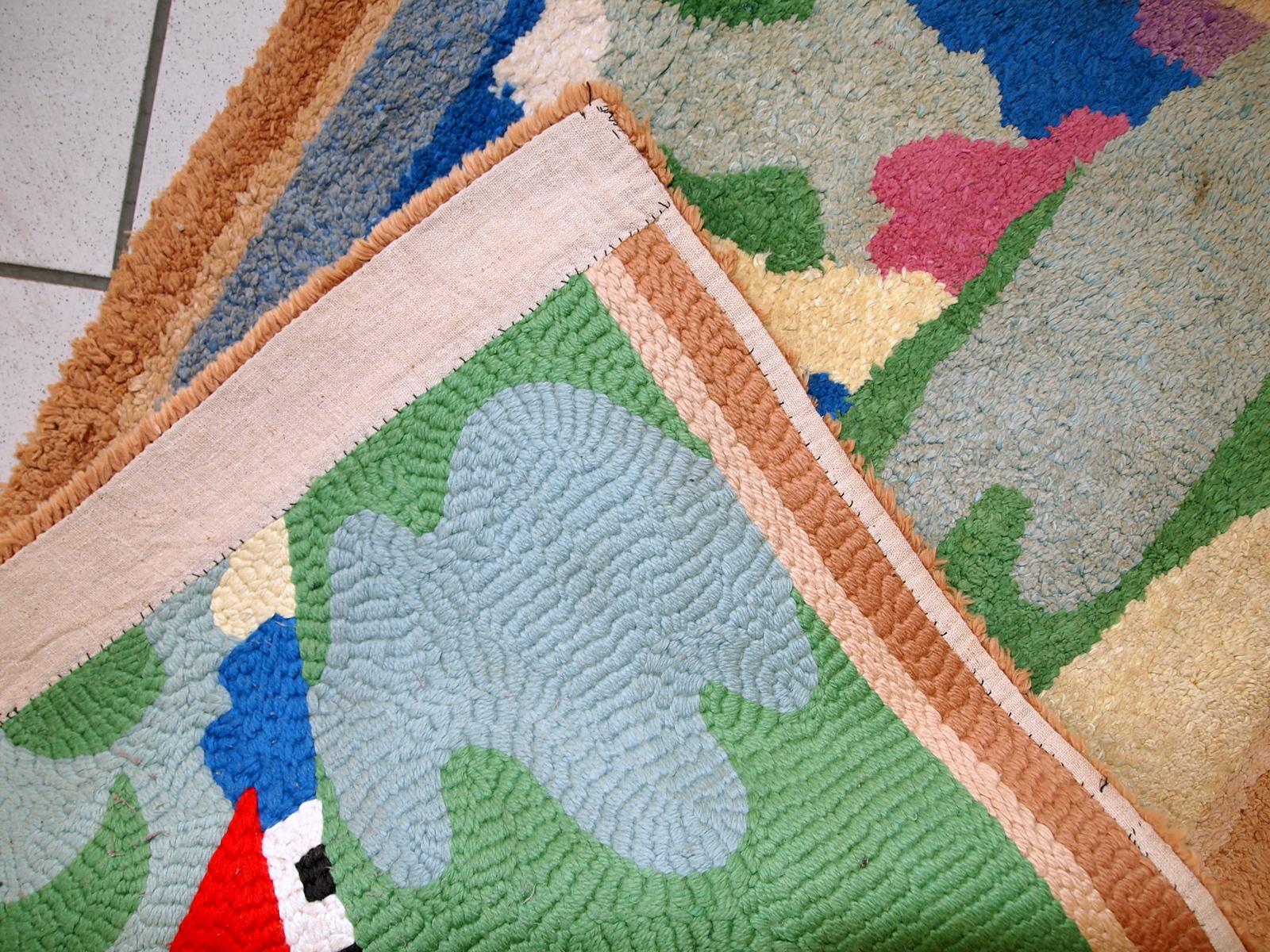 Handmade vintage American Hooked rug from the end of 20th century. The rug has been made in USA. It is in original good condition.

- Condition: Original good,

- circa: 1970s,

- Size: 1.9' x 2.9' (58cm x 91cm),

- Material: Wool,

-