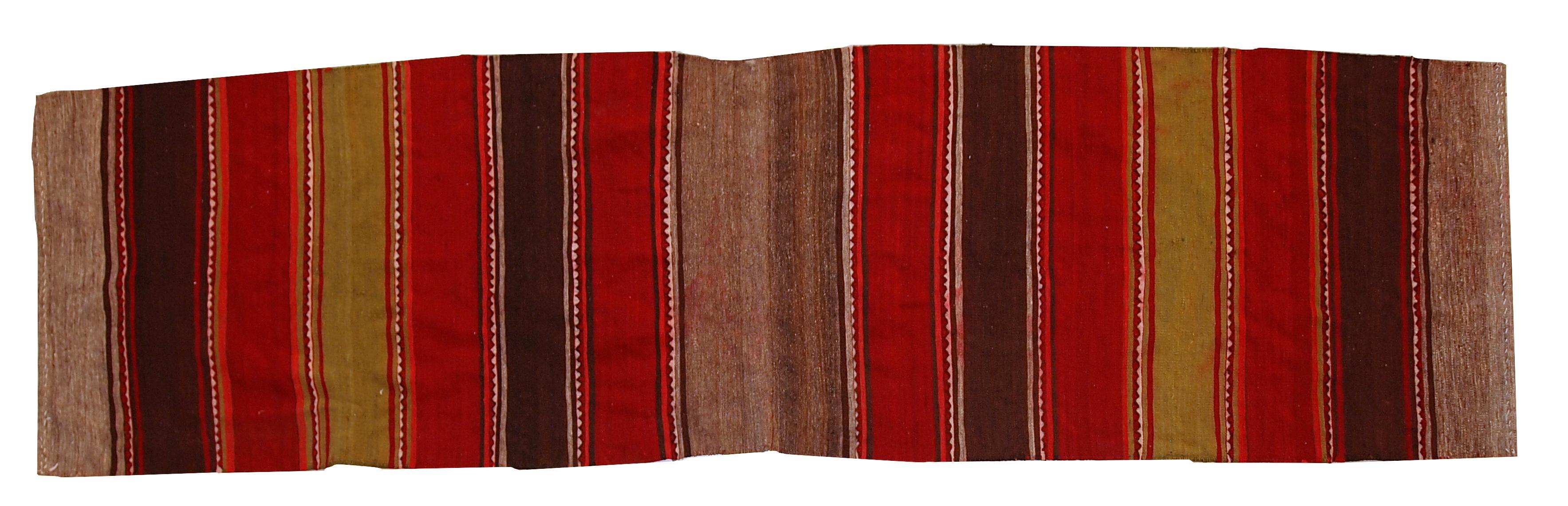 Antiker Ardabil-Kilim im Originalzustand. Sehr schöne Kombination von Farben. Dieser Teppich ist halb antik. Es ist im Originalzustand, hat keine Löcher, aber es hat einige Farbe aus dem roten Farbton laufen. Maße: 2,6' x 9,5' (80cm x 290cm).