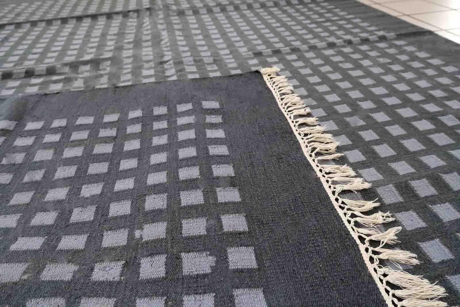 Kilim vintage d'Ardabil fait à la main avec un motif géométrique. Le tapis est de la fin du 20ème siècle en état original, il a quelques signes d'âge.

-condition : quelques signes d'âge,

-circa : 1960s,

-Taille : 169 cm x 235 cm (5,5' x