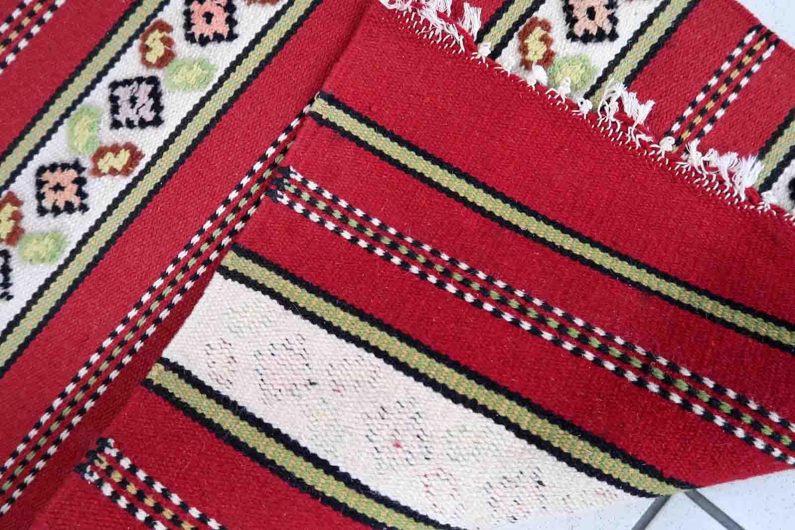 Handgefertigter schmaler Läufer aus Ardabil mit roten und weißen Streifen. Der Teppich stammt aus dem Ende des 20. Jahrhunderts und ist in gutem Originalzustand. 

?-Zustand: original gut,

-etwa: 1970er Jahre,

-größe: 2' x 6,5' (61cm x