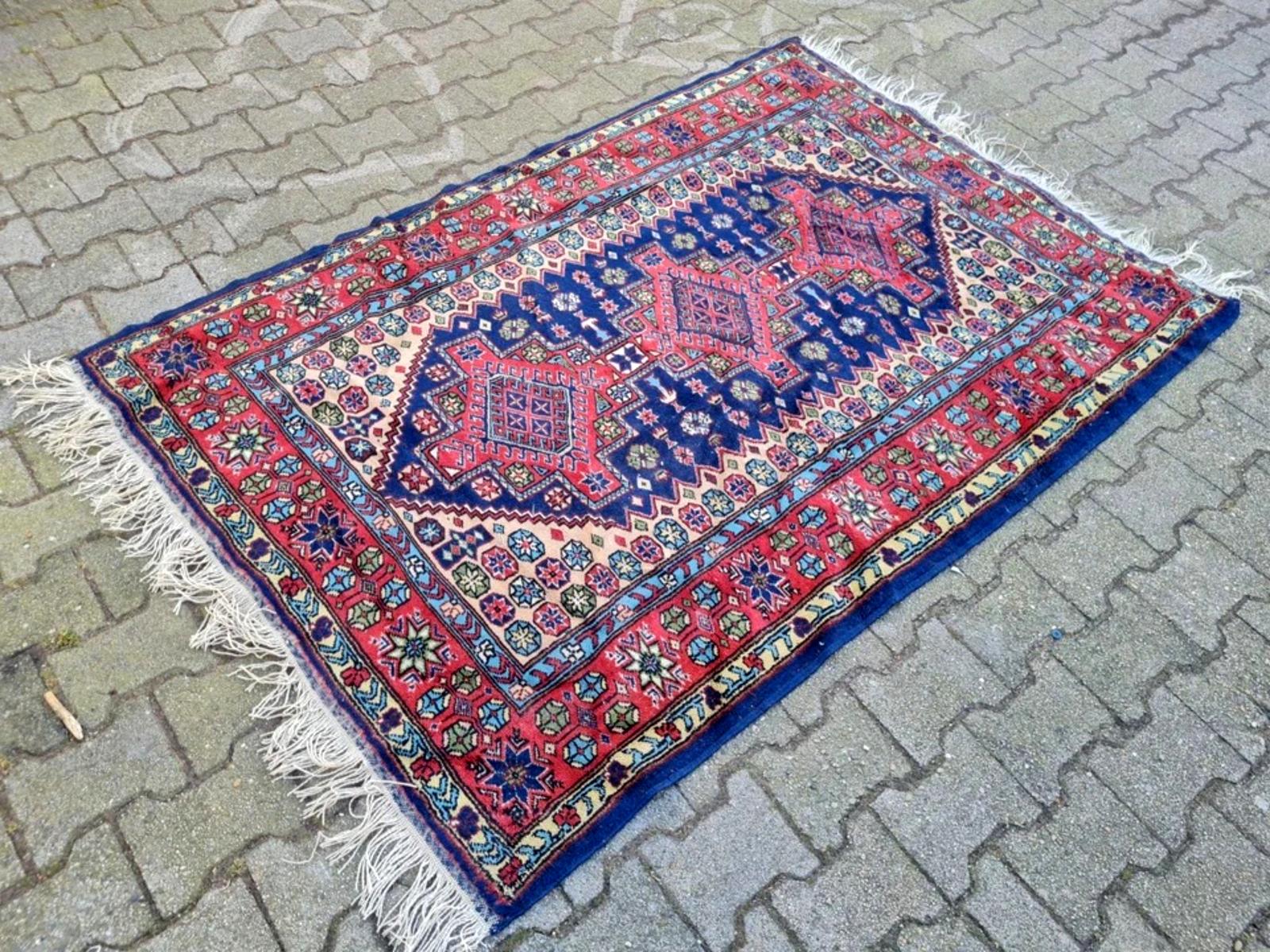 Entdecken Sie die kühne Kunstfertigkeit: Vintage-Armenischer Eriwan-Teppich
Tauchen Sie Ihren Raum in das lebendige Erbe des Kaukasus ein mit diesem außergewöhnlichen handgefertigten armenischen Eriwan-Teppich im Vintage-Stil, der aus den