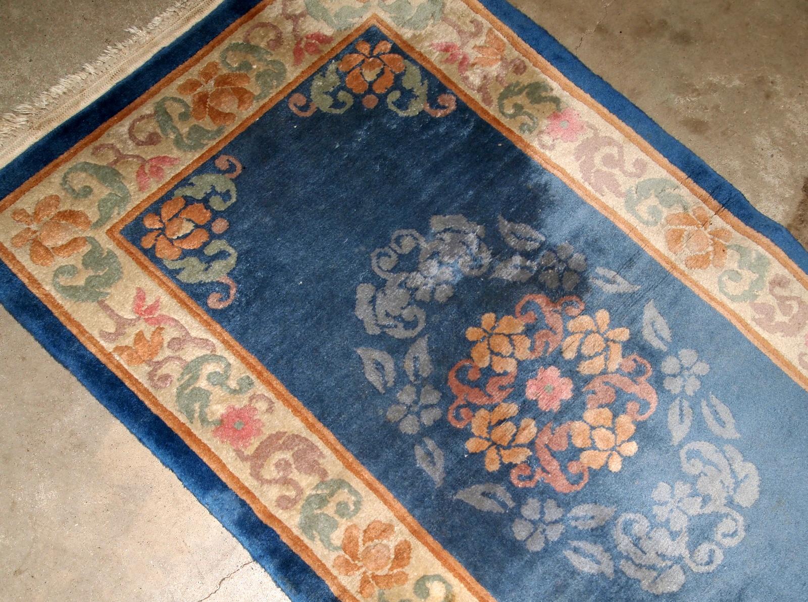 Antiker handgefertigter chinesischer Art-Déco-Teppich in Blautönen und traditionellem Blumenmuster. Der Teppich ist aus den 1960er Jahren und in gutem Originalzustand.
 