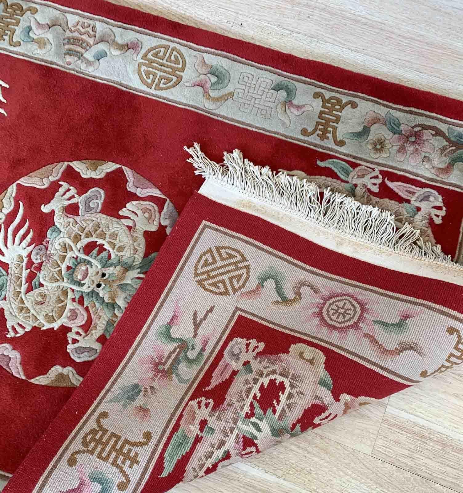 Handgefertigter chinesischer Vintage-Teppich im Art-Déco-Stil in leuchtendem Rot und mit Drachenmuster. Der Teppich stammt aus der Mitte des 20. Jahrhunderts und ist in einem guten Originalzustand. 

-Zustand: original gut,

-Umgebung: 1960er