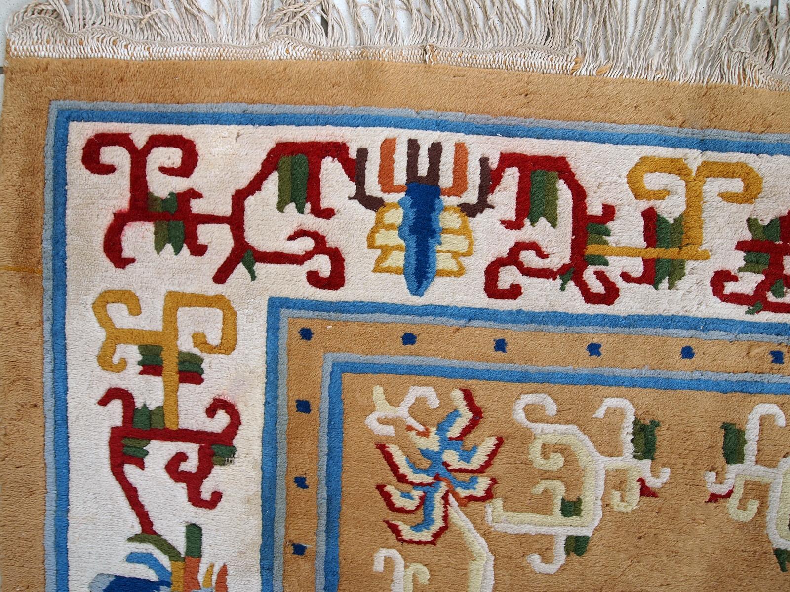 Vintage handgefertigt Art Deco chinesischen Teppich in gutem Zustand. Schöner hellbrauner Hintergrund mit abstraktem Muster in Burgunder- und Blautönen. 

-Zustand: Gut,

-CIRCA 1960er Jahre,

-Größe: 120cm x 213cm (3,9' x 6,9'),

-MATERIAL: