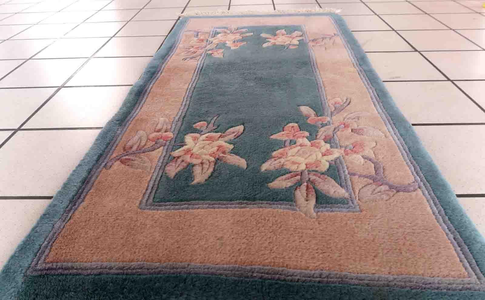 Handgefertigter chinesischer Vintage-Teppich im Art-Déco-Stil, Farbe meergrün. Der Teppich stammt aus dem Ende des 20. Jahrhunderts und ist in gutem Originalzustand.

-Zustand: original gut,

-Umgebung: 1970er Jahre,

-Größe: 2' x 3.9' (61cm x