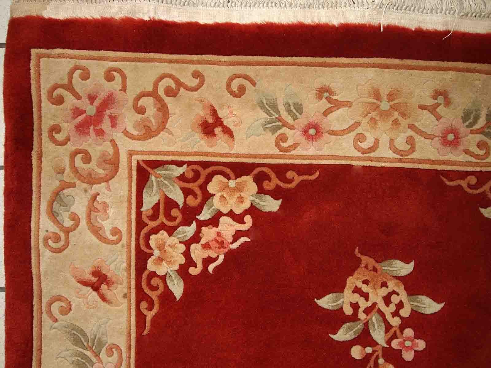 Handgefertigte Vintage Art Deco Chinese Teppich in leuchtend orange Farbe. Der Teppich ist aus dem Ende des 20. Jahrhunderts im Originalzustand, er hat einige Altersspuren.

-Zustand: originell, einige Altersspuren, 

-etwa: 1970er
