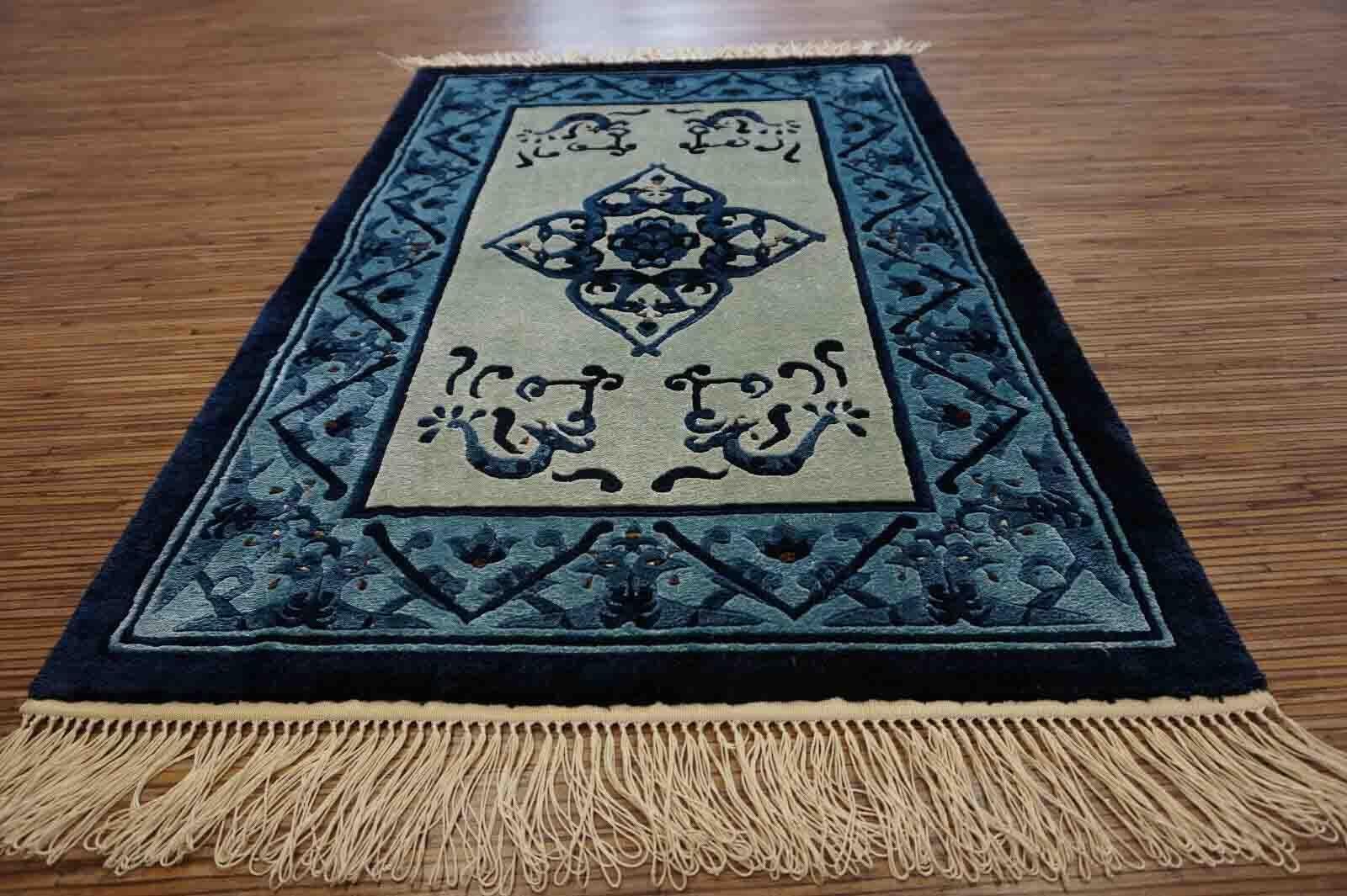 Handmade vintage Art Deco Chinese rug made in silk with birds design. The rug is in sea green and bright blue shades. It is from the end of 20th century in original good condition.

-condition: original good,

-circa: 1970s,

-size: 2' x 3.1'