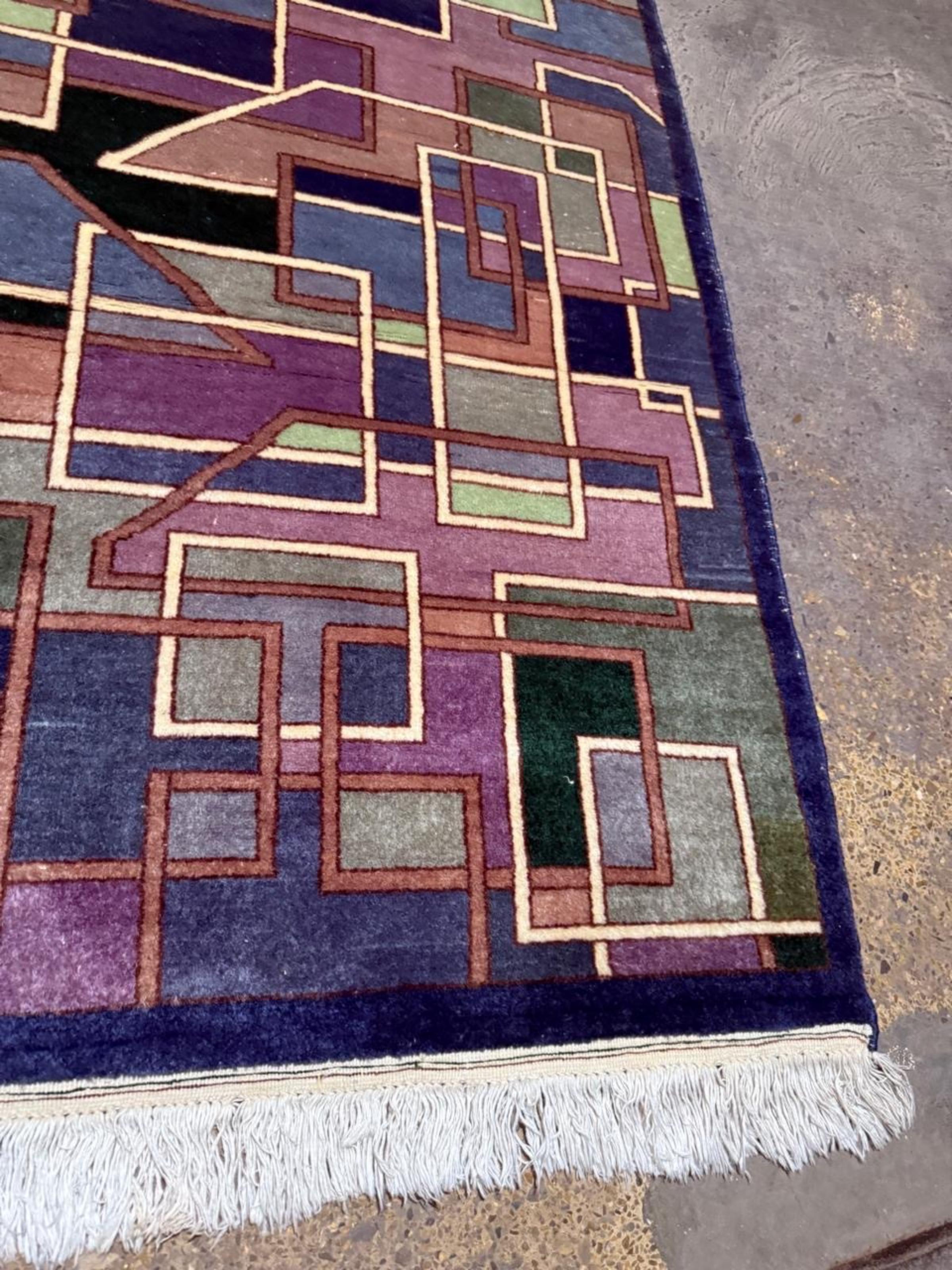 Tappeto vintage cinese Art Deco con motivo geometrico astratto, 3' x 4.5', anni '50

Descrizione
Un sofisticato tappeto cinese d'epoca risalente agli anni '50, a cavallo tra l'Art Deco e il Mid-Century Modern. Questo pezzo si allontana dai motivi