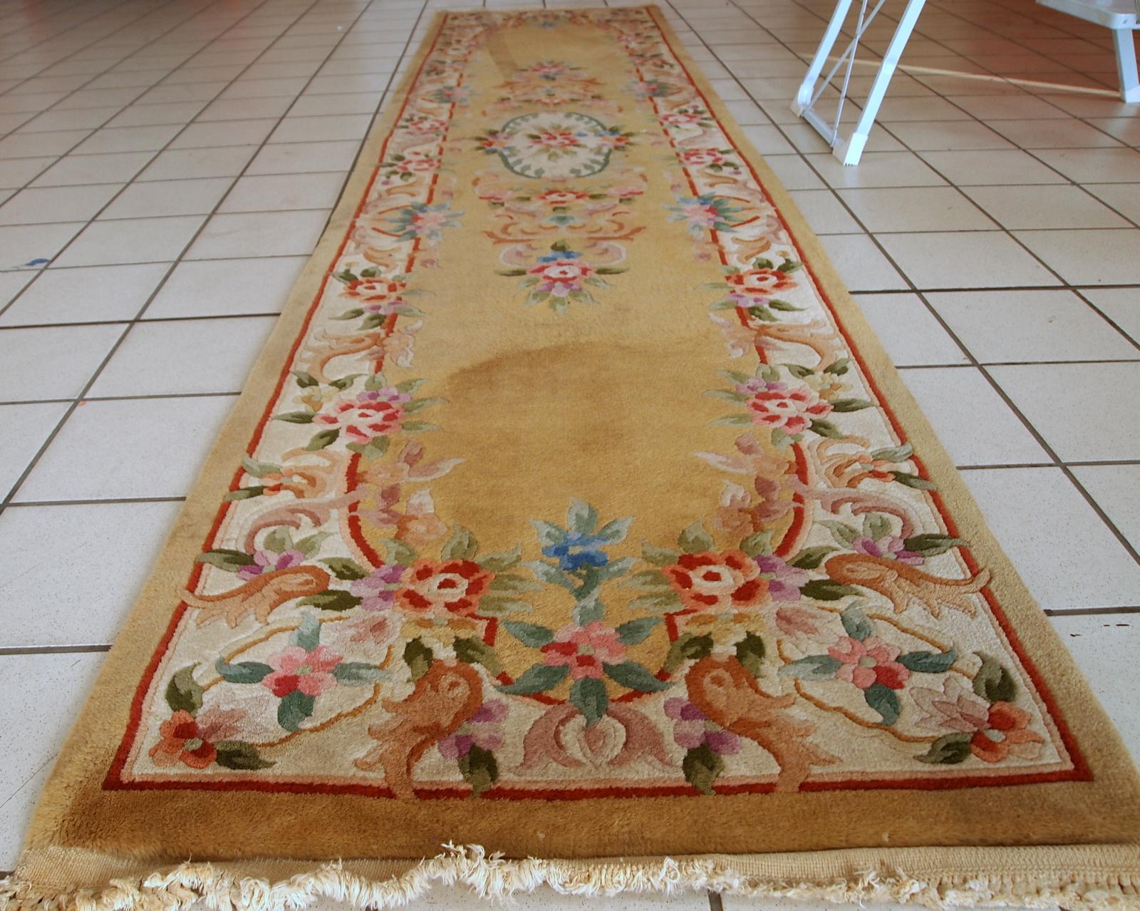 Vintage-Läufer aus China, hergestellt aus gelber Wolle. Der Teppich stammt aus dem Ende des 20. Jahrhunderts und ist in gutem Originalzustand.

- Zustand: Original gut,

- ca. 1970er Jahre,

- Größe: 2,3' x 9,9' (70 cm x 303 cm),

-