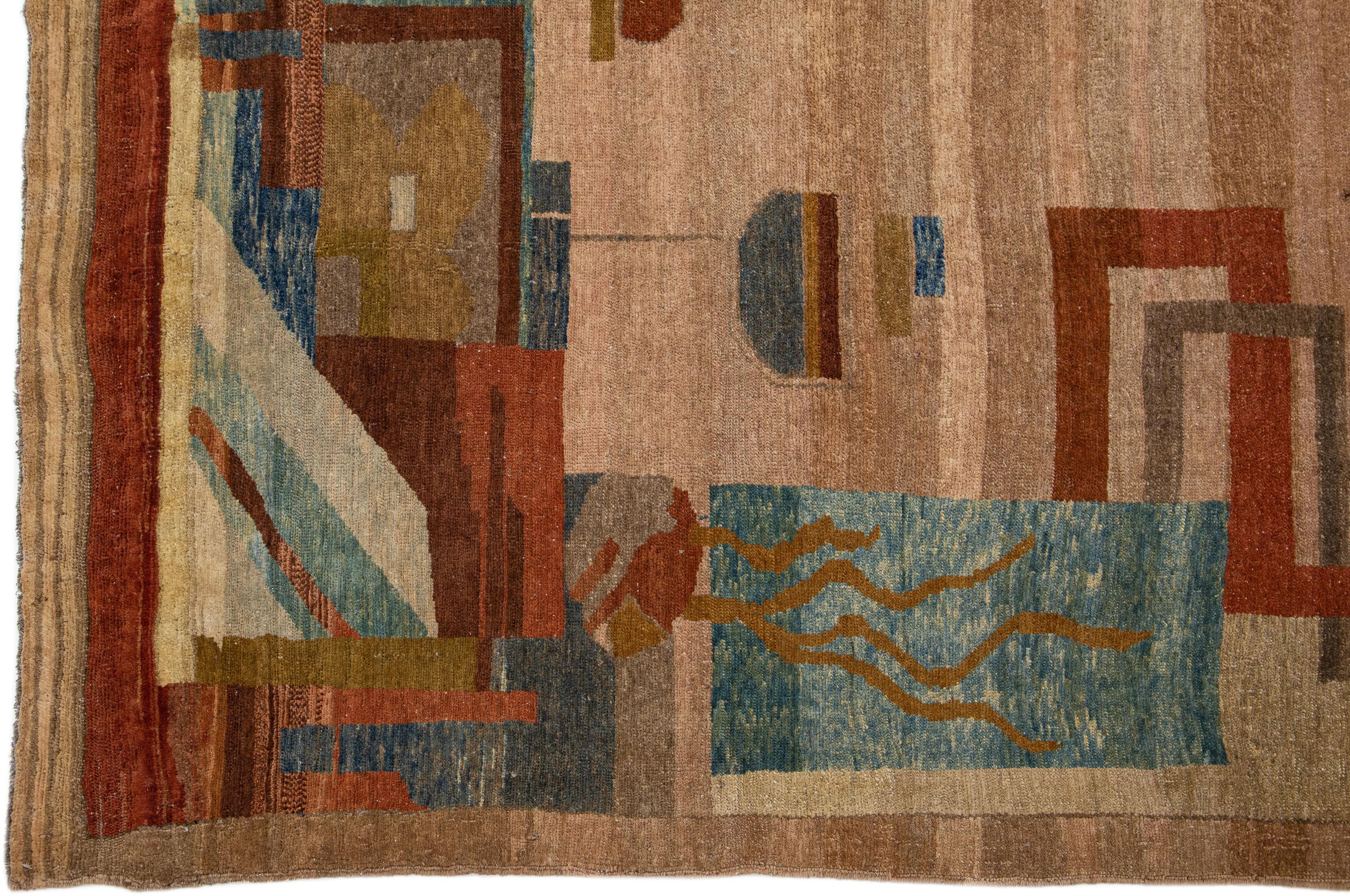Handgefertigter brauner Vintage-Wollteppich im Arts and Crafts-Stil mit Allover-Motiv im Zustand „Hervorragend“ im Angebot in Norwalk, CT