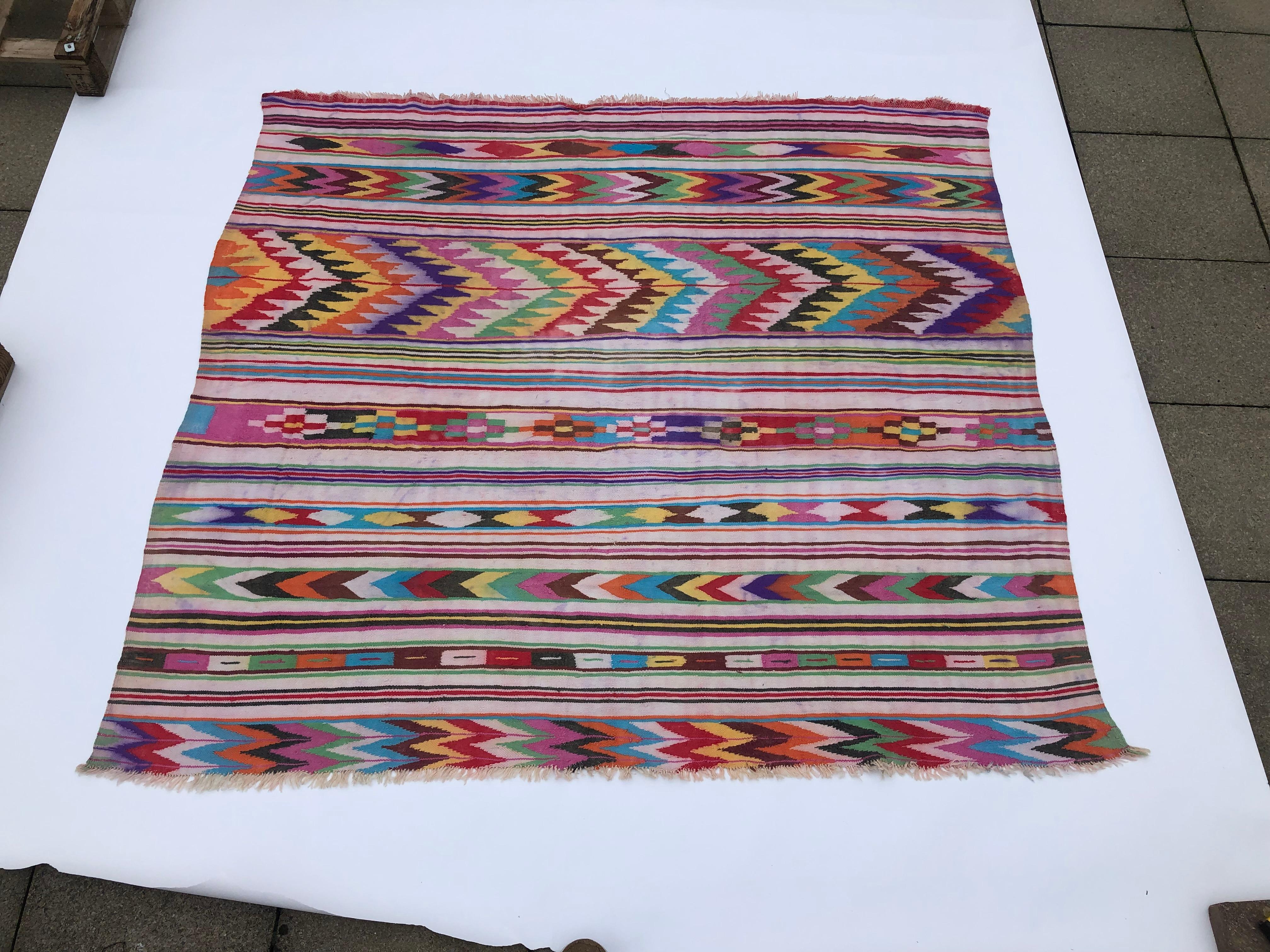 Ein einzigartiger algerischer Berberteppich mit einem mehrfarbigen Muster aus Zickzack, Linien und Rautenformen. Dieser handgewebte Teppich wird in traditioneller Technik von den Berberstämmen der Kabyle im Norden Algeriens hergestellt. Jeder
