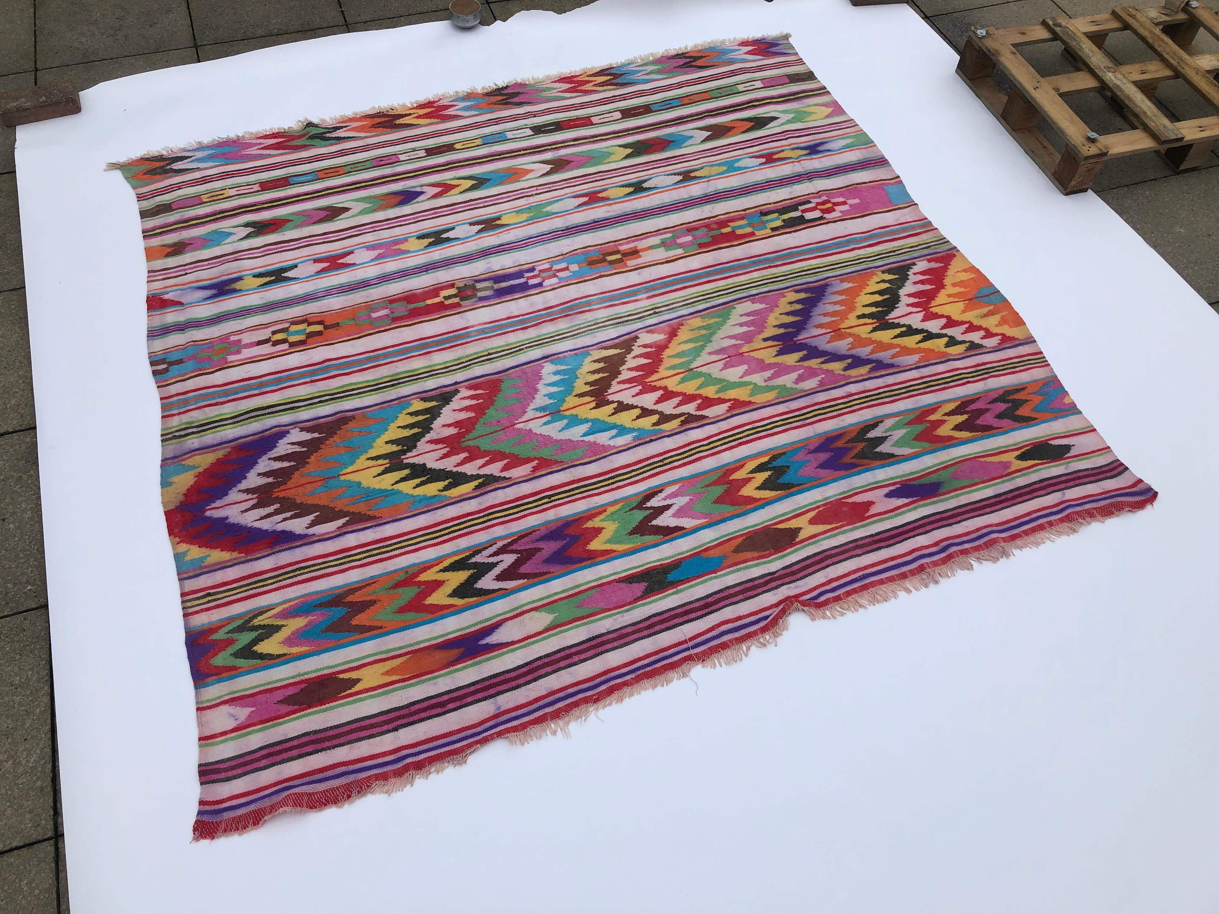 Berber Vintage 1970s Rug Boho Geometrical North African Algerian Ethnic Pink Red In Good Condition For Sale In London, GB