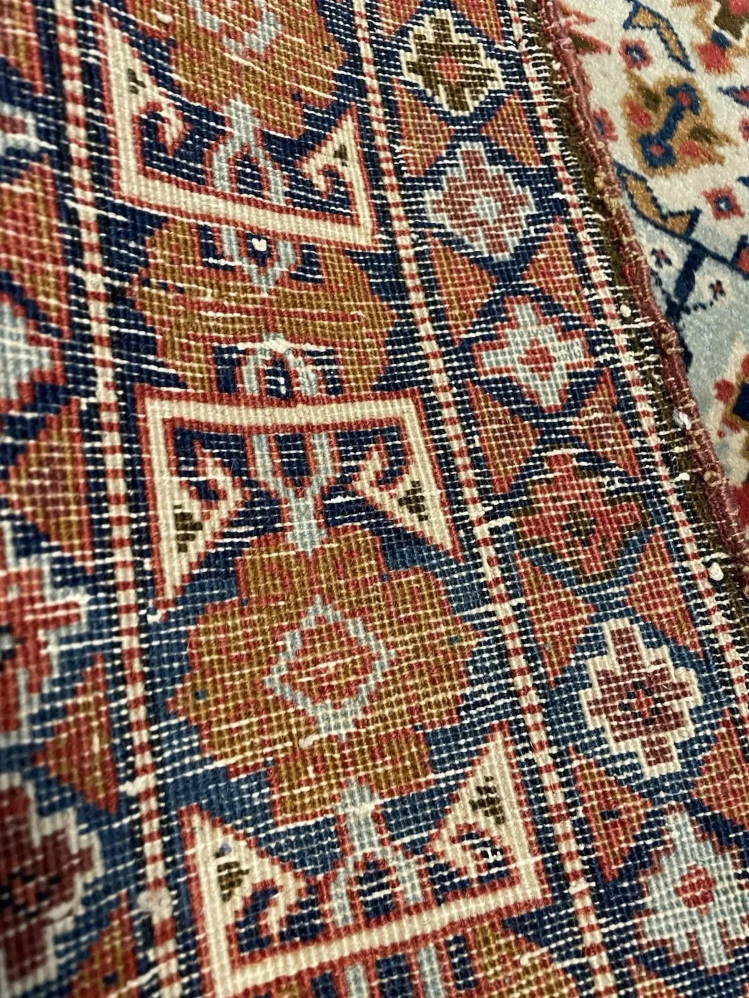 Dieser authentische kaukasische Darband-Teppich im Vintage-Stil wurde in den 1940er Jahren in der Kaukasusregion handgeknüpft. Darband-Teppiche, die für ihre einzigartigen Stammesmuster und ihre robuste Konstruktion bekannt sind, sind sehr begehrte