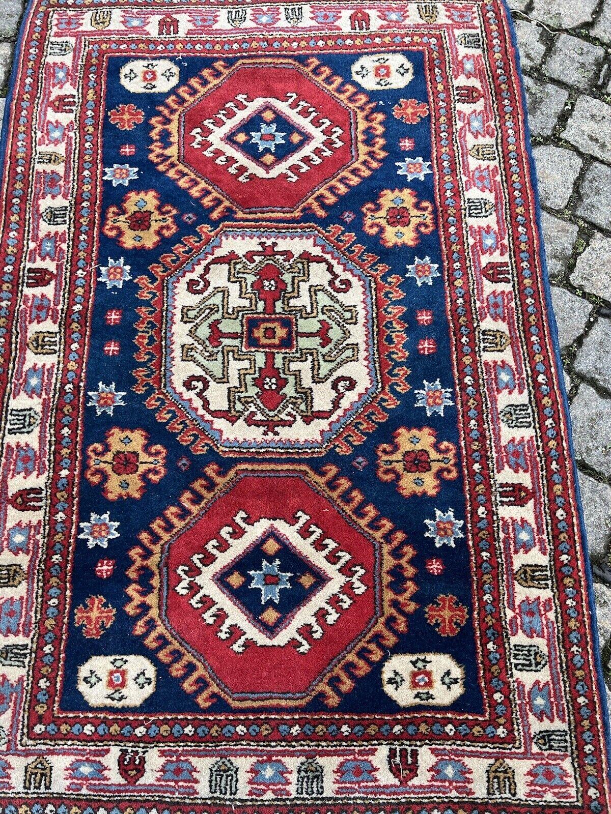Handgefertigter kaukasischer Vintage Eriwan-Teppich

Holen Sie sich ein Stück Geschichte nach Hause mit diesem handgefertigten kaukasischen Eriwan-Teppich im Vintage-Stil. Dieser Teppich wurde in den 1970er Jahren aus Wolle hergestellt, einem