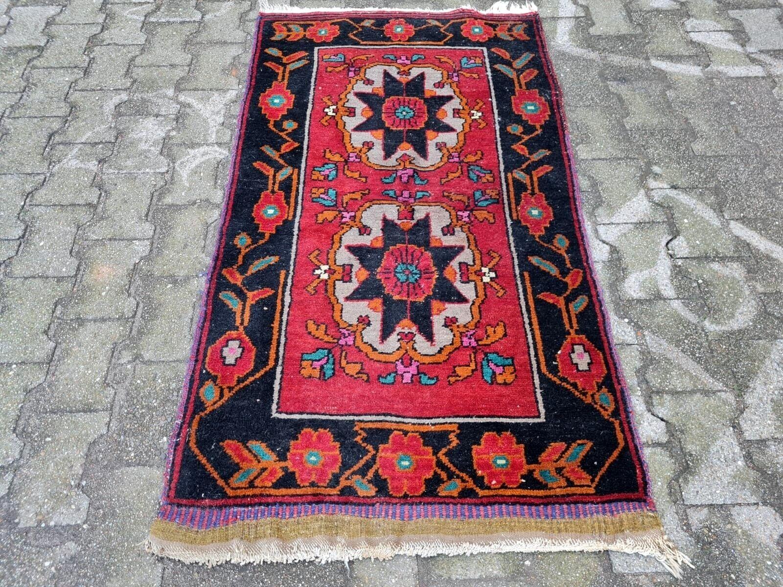 Une toile d'art populaire caucasien
Ce tapis vintage du Karabagh, fabriqué à la main et datant des années 1950, est un exemple captivant des riches traditions textiles de la région du Caucase. Les tapis du Karabagh sont connus pour leur mélange