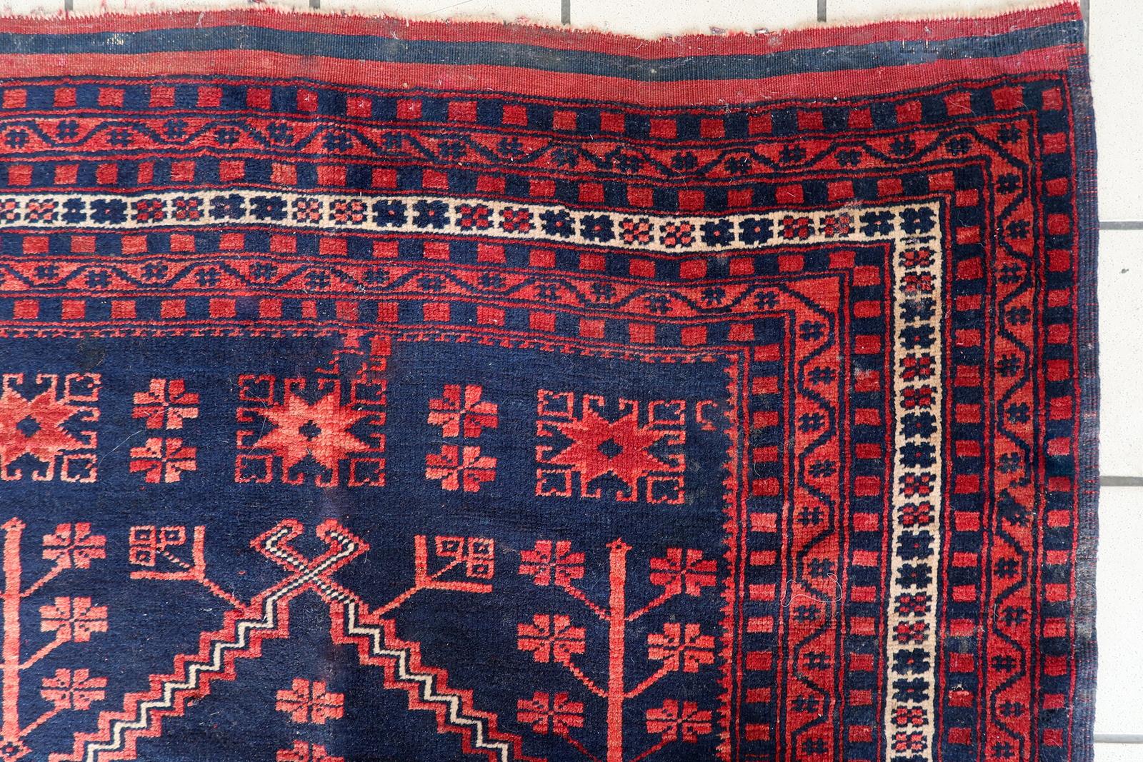 Dieser handgefertigte kaukasische Karabagh-Teppich im Vintage-Stil verleiht Ihren Räumen einen zeitlosen Charme. Dieses exquisite Stück aus Wolle stammt aus den 1940er Jahren, misst 3,9' x 5,8' (120cm x 179cm) und ist in gutem