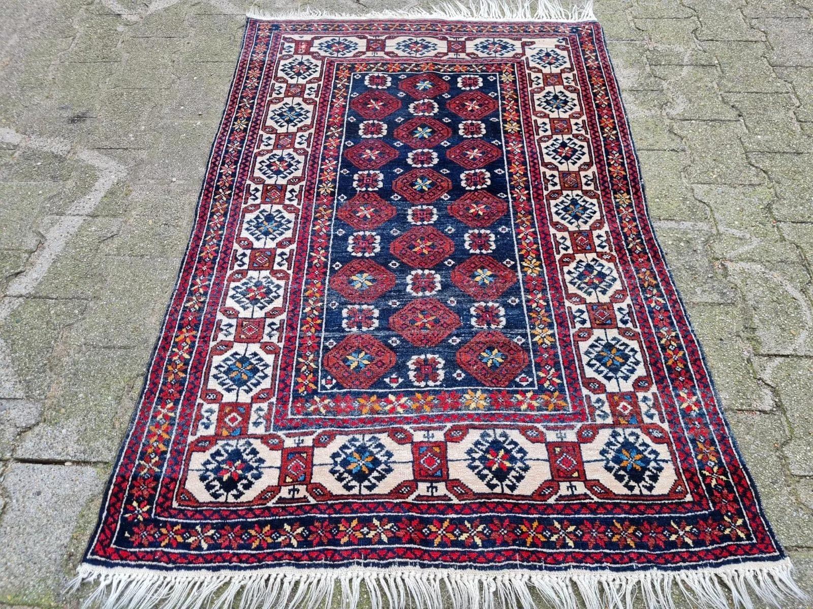 Ein kühnes Statement kaukasischer Kunstfertigkeit
Dieser handgefertigte kaukasische Kazak-Teppich aus den 1970er Jahren ist ein eindrucksvolles Beispiel für robuste Stammeskunst. Kazak-Teppiche werden für ihre kühnen geometrischen Muster, ihre