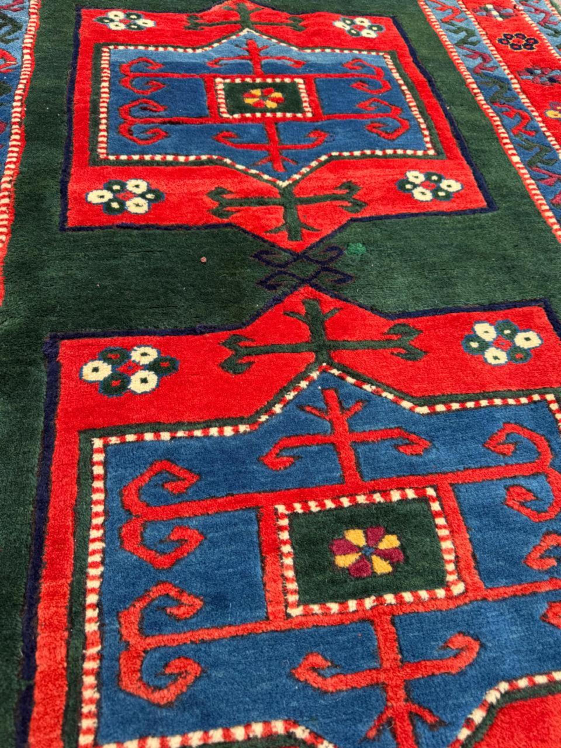 Francese Tappeto caucasico kazako d'epoca fatto a mano 3,7' x 5,9', anni '40 - 2B108 in vendita