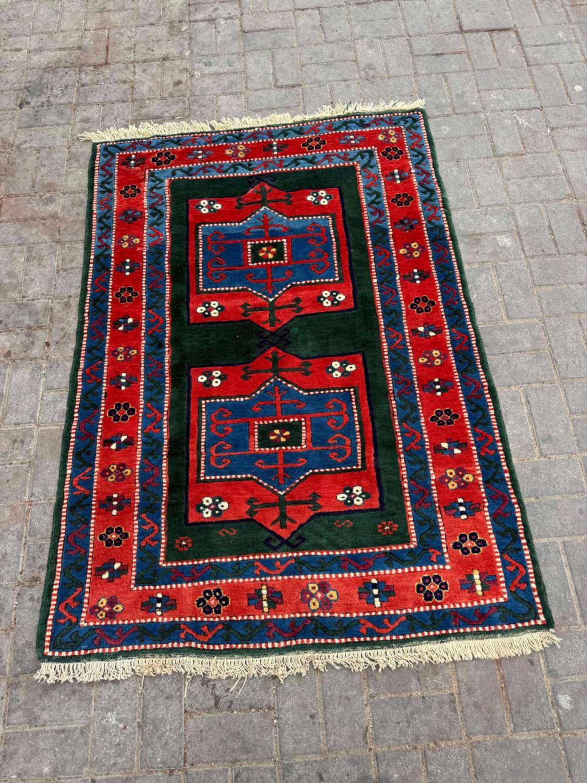 Annodato a mano Tappeto caucasico kazako d'epoca fatto a mano 3,7' x 5,9', anni '40 - 2B108 in vendita