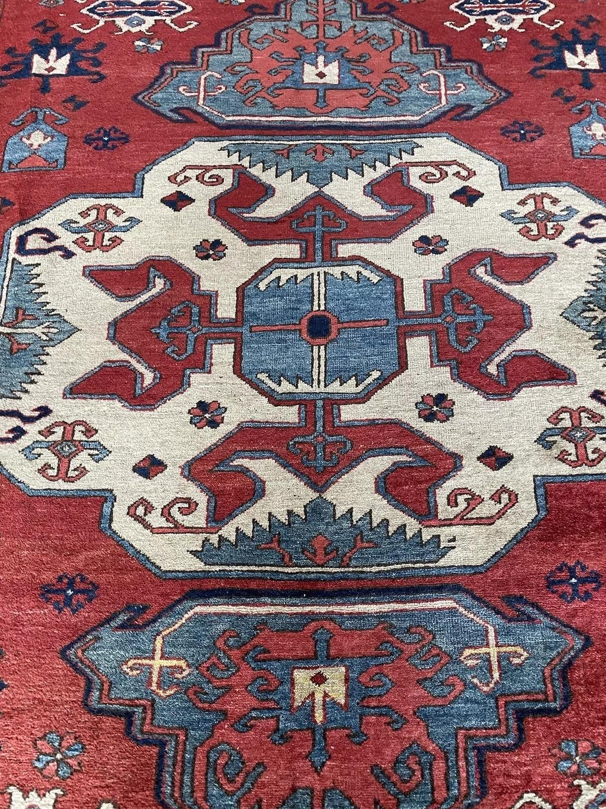 Dieser handgefertigte kaukasische Kazak-Teppich aus den 1970er Jahren ist ein beeindruckendes Beispiel für zeitlose Handwerkskunst und traditionelle Kunstfertigkeit. Der aus Wolle gewebte Teppich weist komplizierte geometrische Muster und kühne, für