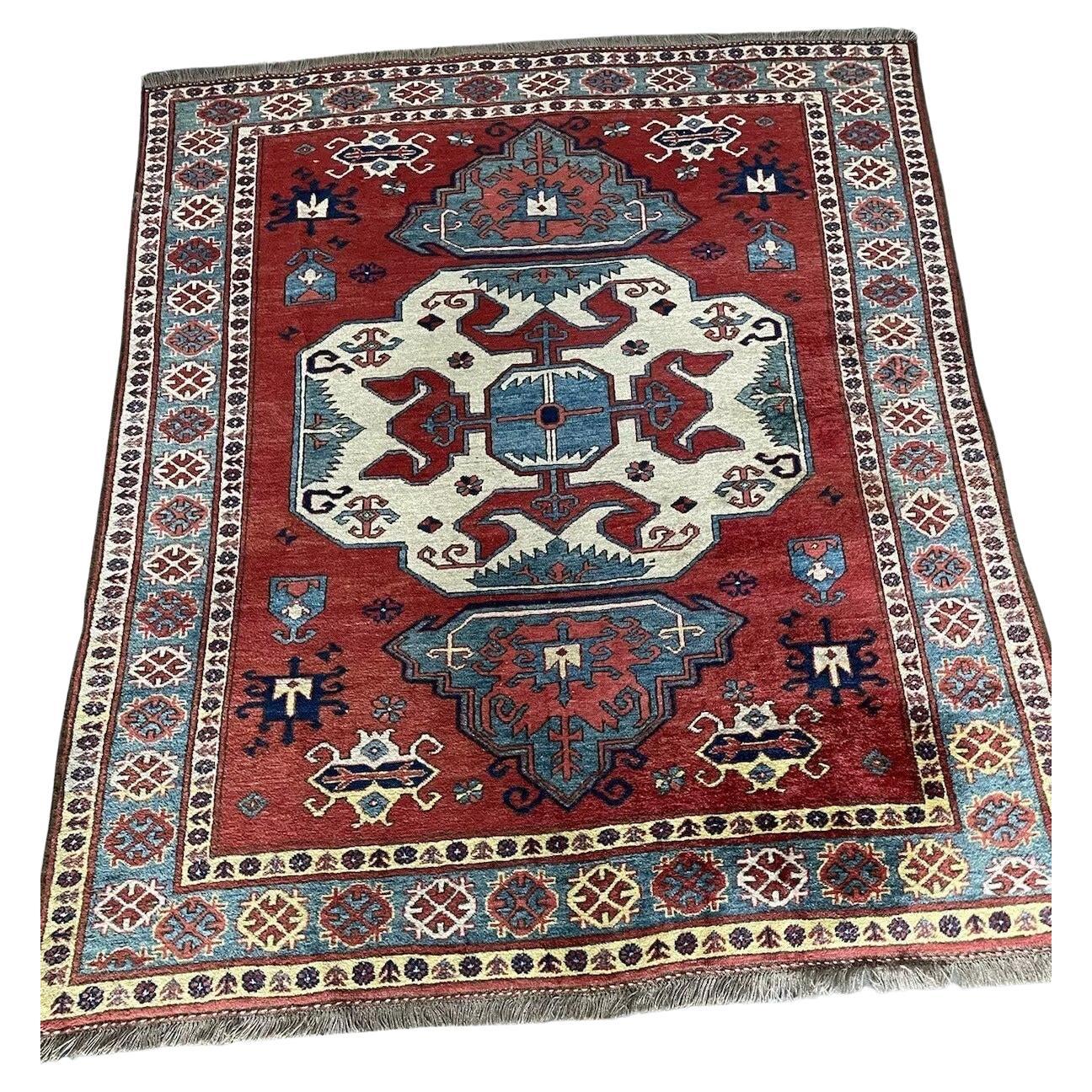 Handgefertigter kaukasischer Kasachischer Vintage-Teppich 5.1' x 5.9', 1970er Jahre - 1N60