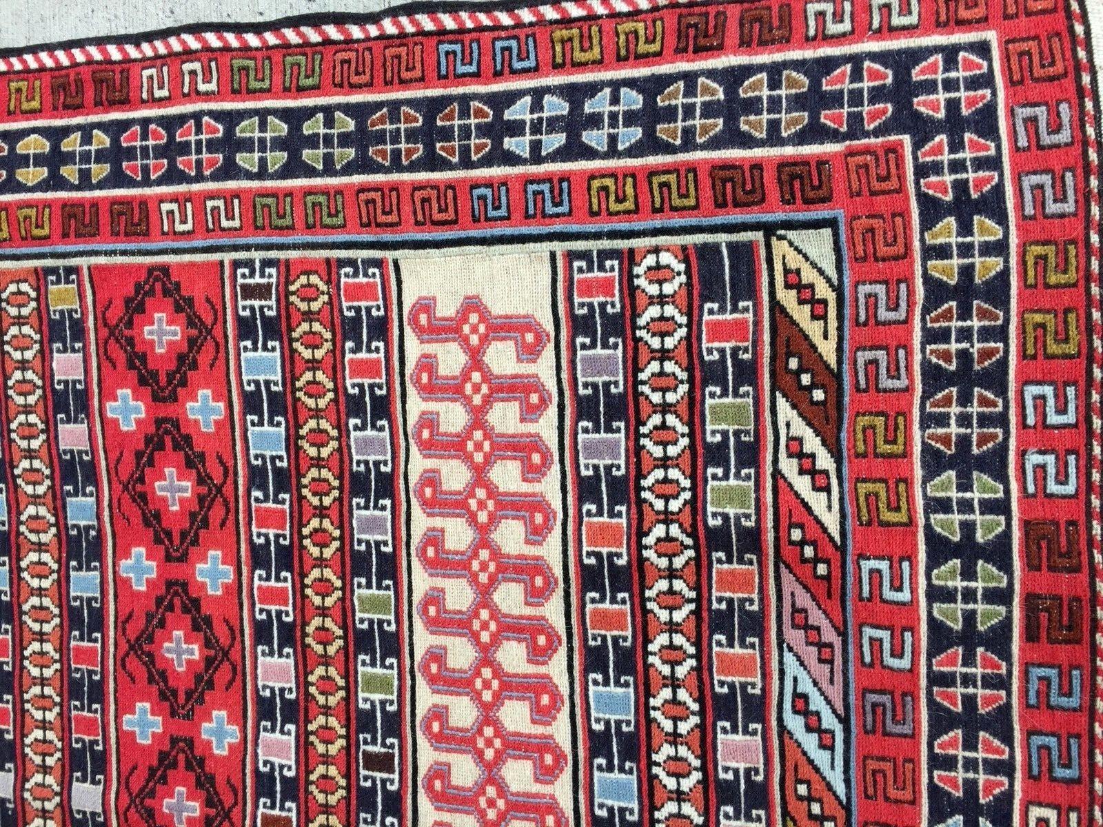 Alfombra Vintage Caucásica Sumak hecha a mano 3.9' x 6.4' Años 70 - 3K01 en Bueno estado para la venta en Bordeaux, FR