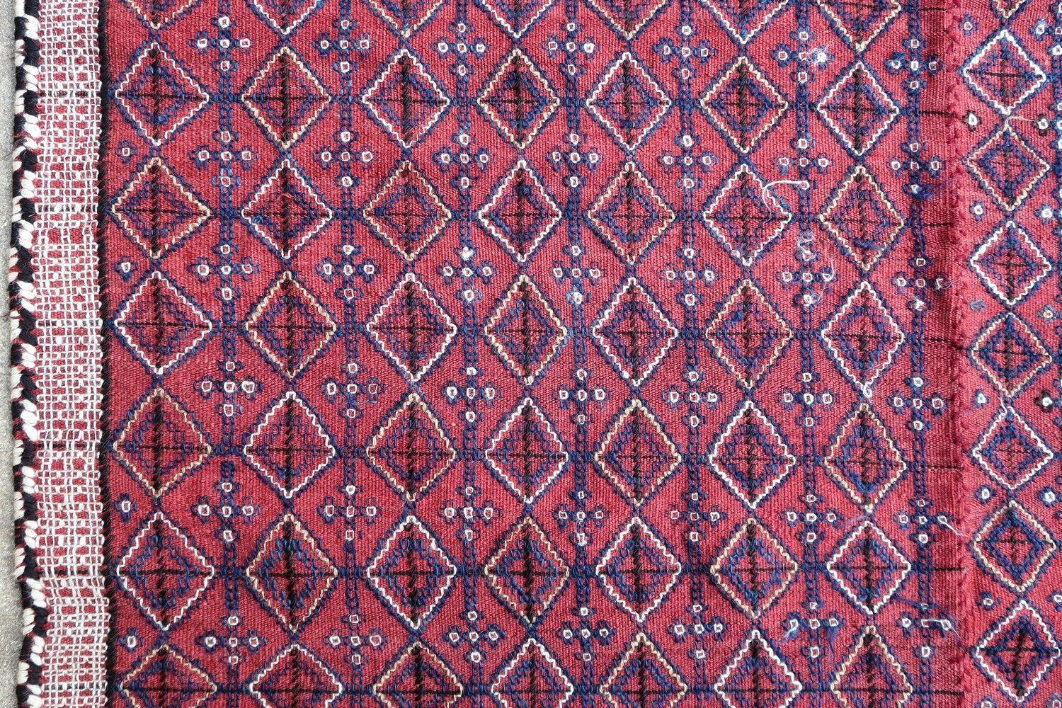 Handgefertigter kaukasischer Verneh-Kelim mit geometrischem Muster. Der Teppich ist aus der Mitte des 20. Jahrhunderts und besteht aus weißer, blauer und roter Wolle. Es wurde in zwei Teilen hergestellt und dann zusammengenäht.

-zustand: original