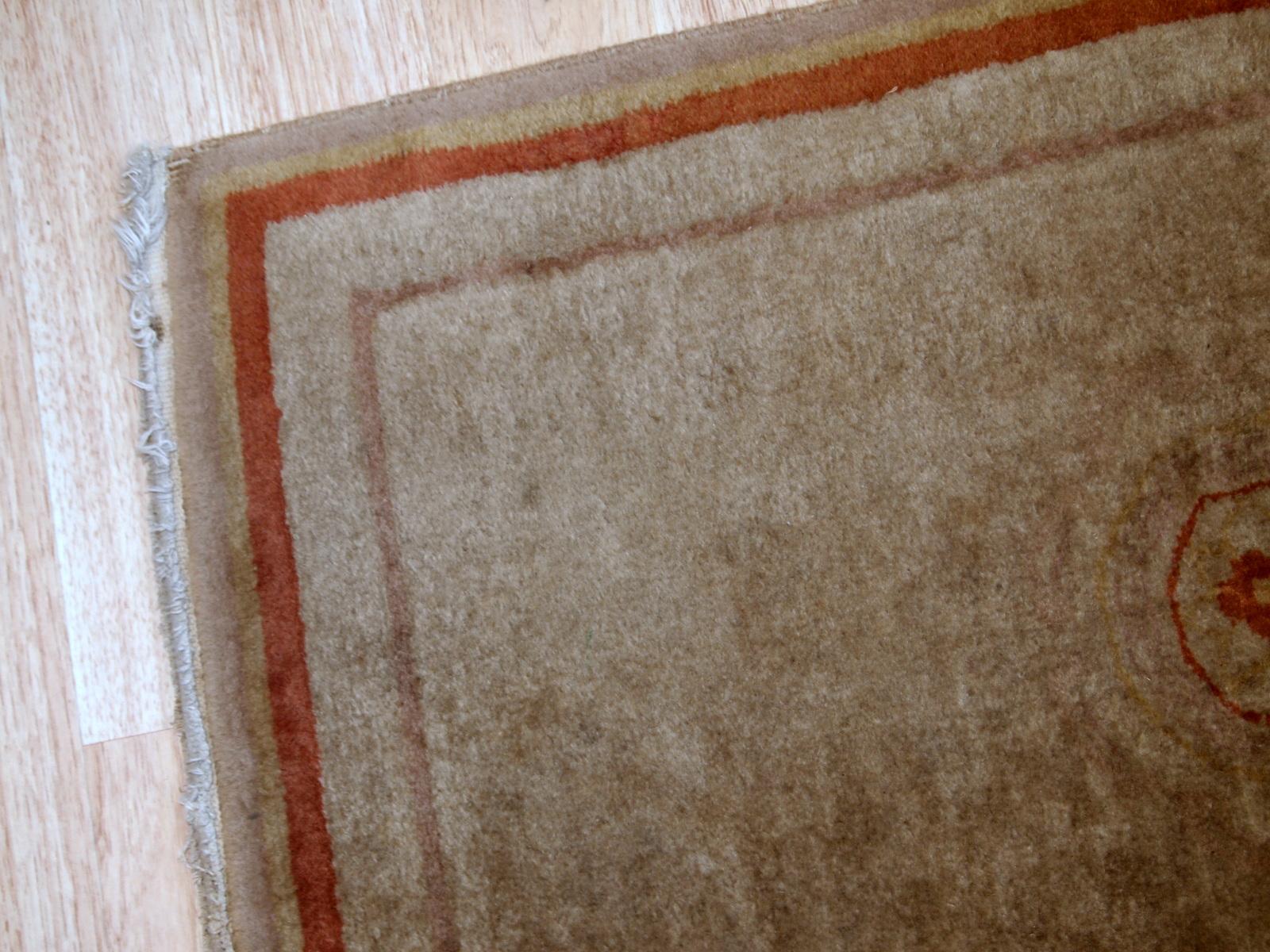 Handgefertigter Vintage-Teppich aus China in beiger Wolle. Der Teppich stammt aus dem Ende des 20. Jahrhunderts und ist in gutem Originalzustand.

- Zustand: original gut,

- ca. 1970er Jahre,

- Größe: 2,1' x 3,2' (64cm x 97cm),

-