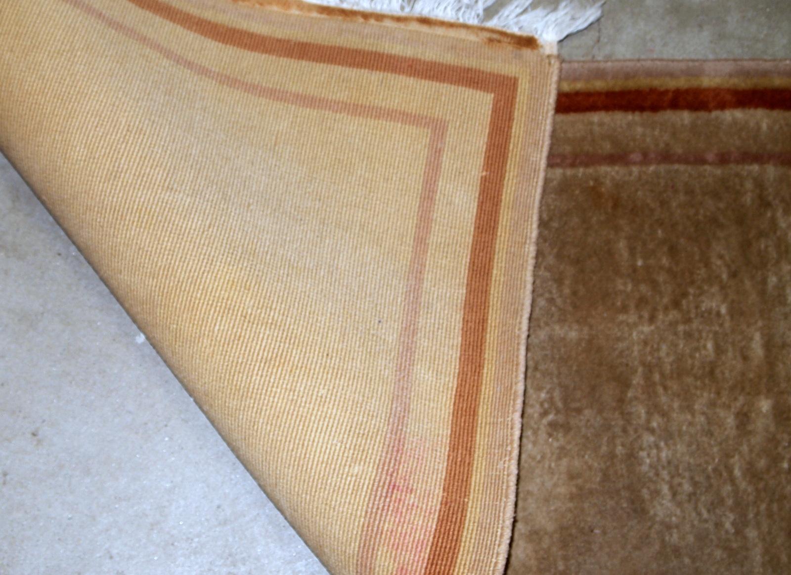 Handgefertigter chinesischer Vintage-Teppich aus beiger Wolle mit modernem Design. Der Teppich stammt aus dem Ende des 20. Jahrhunderts und ist in gutem Originalzustand.

- Zustand: original gut,

- ca. 1970er Jahre,

- Größe: 2,1' x 4,2'