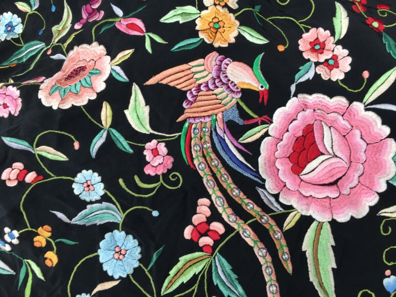 Scialle di seta cinese vintage fatto a mano:

Design e colori:
Questo scialle di forma quadrata è una testimonianza dell'artigianato cinese.
Il colore dominante è un nero ricco, che crea uno sfondo drammatico per gli intricati ricami in seta.
I