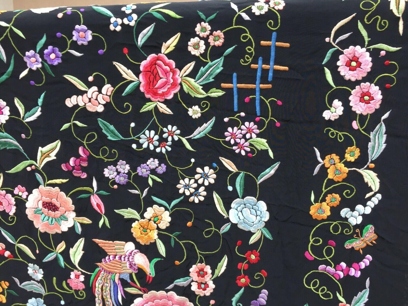 Handmade Vintage Chinese Silk Shawl 5.2' x 5.3', 1950s - 1W03 In Good Condition For Sale In Bordeaux, FR