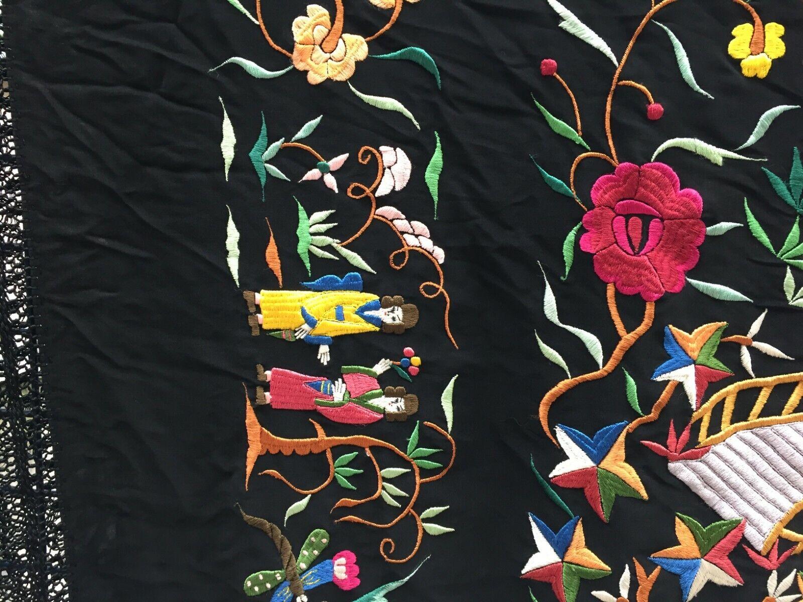 Handmade Vintage Chinese Silk Shawl 5.7' x 5.7', 1950s - 1W04 In Good Condition For Sale In Bordeaux, FR
