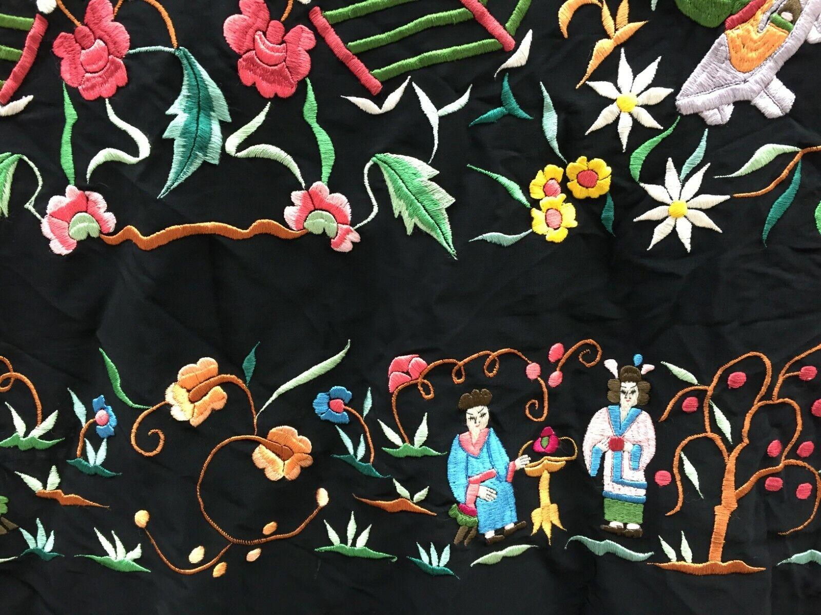 Handmade Vintage Chinese Silk Shawl 5.7' x 5.7', 1950s - 1W04 For Sale 2