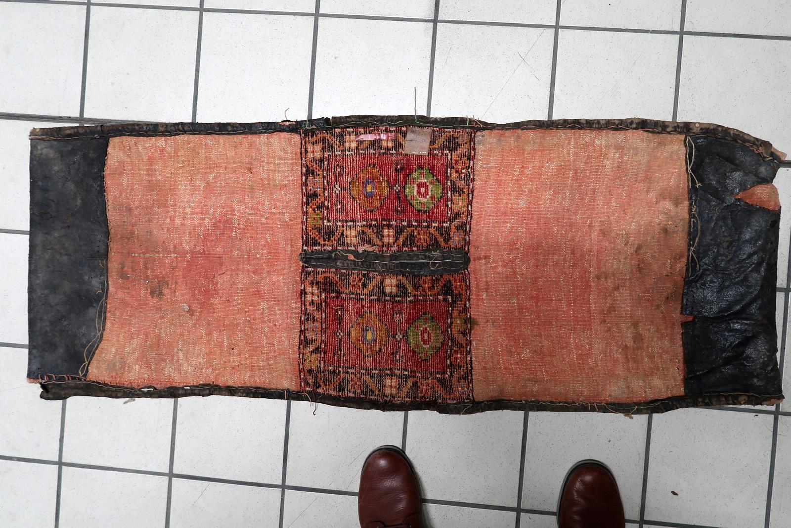 Tappeto da collezione vintage fatto a mano con borsa da sella turca Yastik, anni '30 - 1C1190 in vendita 4