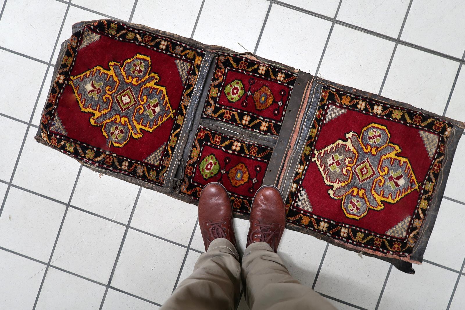 Tappeto da collezione vintage fatto a mano con borsa da sella turca Yastik, anni '30 - 1C1190 In condizioni buone in vendita a Bordeaux, FR