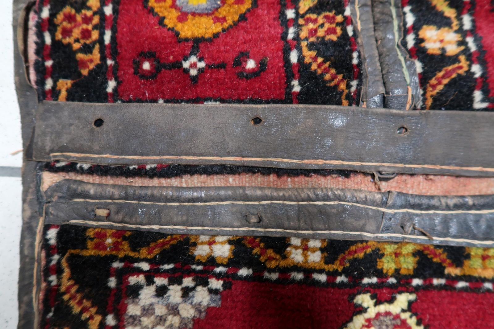 Lana Tappeto da collezione vintage fatto a mano con borsa da sella turca Yastik, anni '30 - 1C1190 in vendita