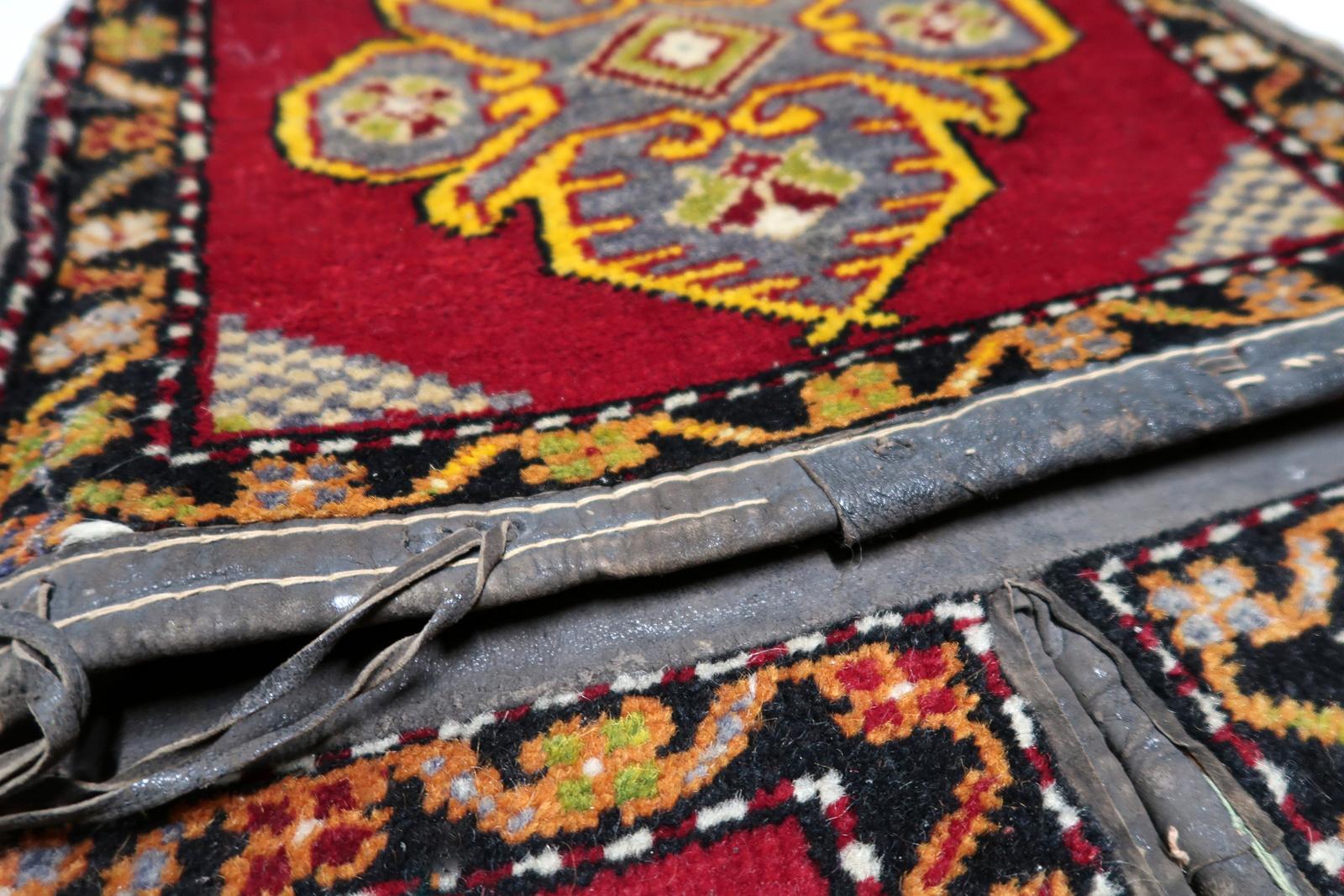 Tappeto da collezione vintage fatto a mano con borsa da sella turca Yastik, anni '30 - 1C1190 in vendita 1