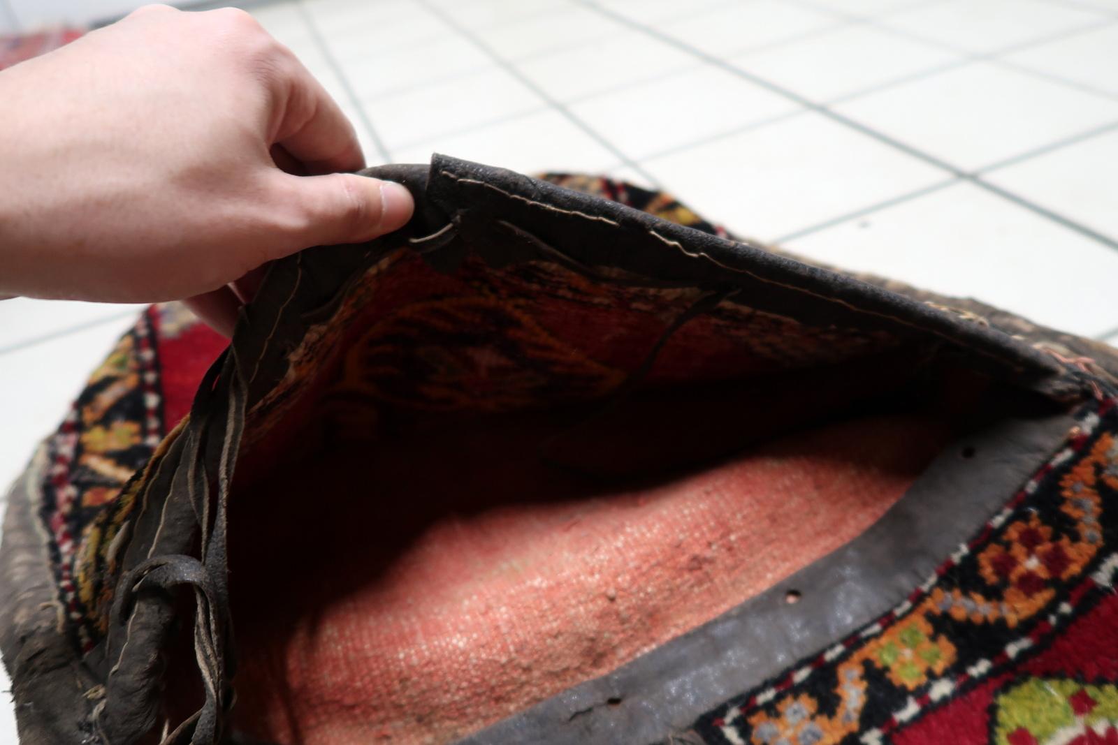 Tappeto da collezione vintage fatto a mano con borsa da sella turca Yastik, anni '30 - 1C1190 in vendita 2