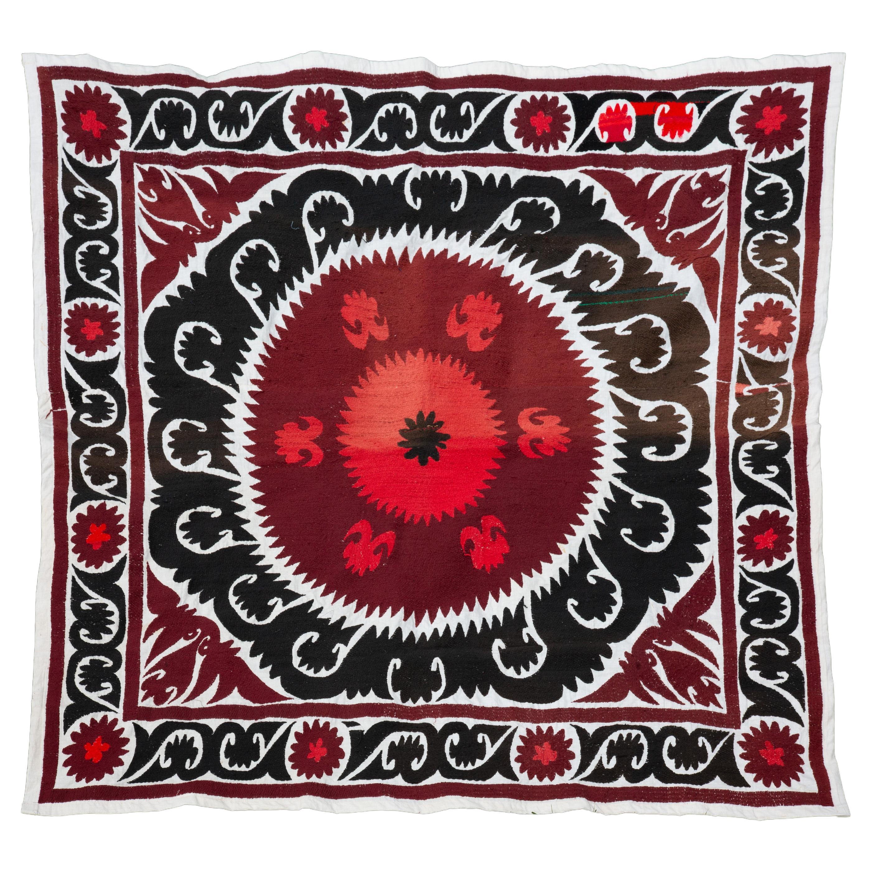 Handgefertigte Suzani-Baumwoll Suzani, rot, anthrazit und schwarz