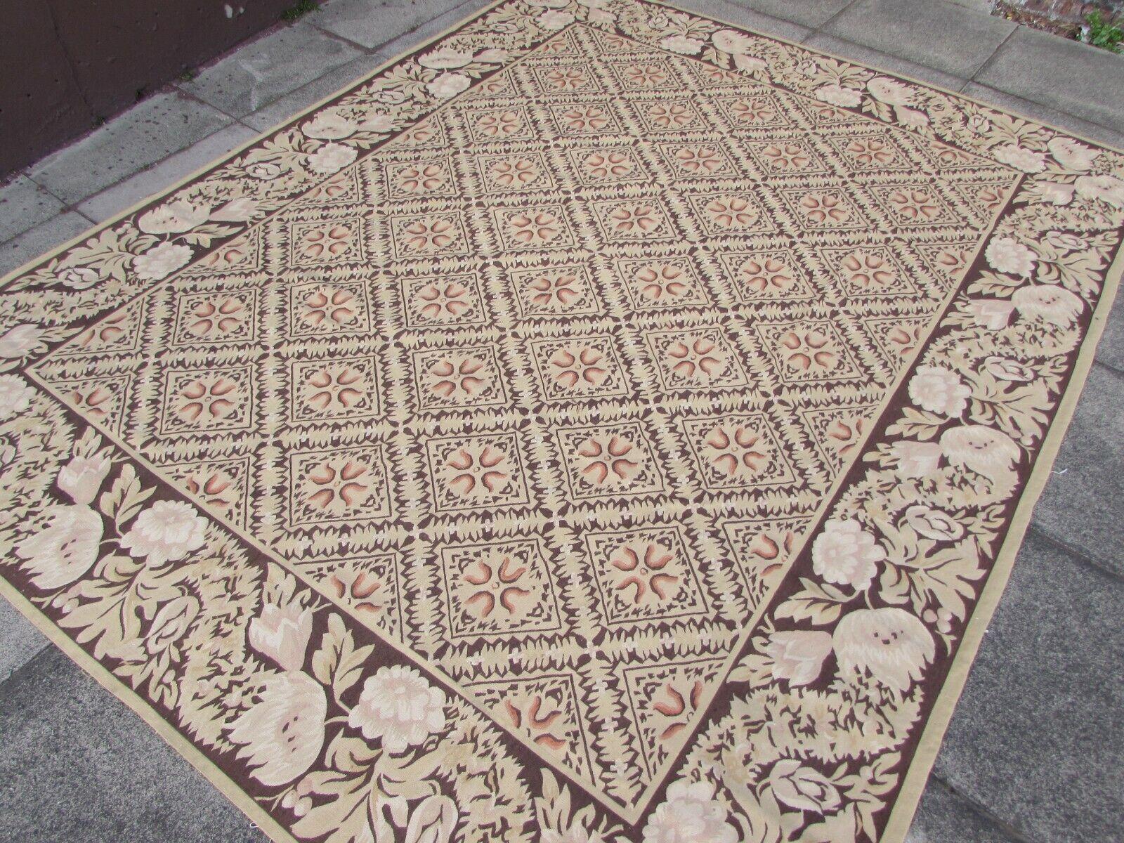 Dieser handgefertigte französische Aubusson-Flachgewebe-Teppich im Vintage-Stil der 1970er Jahre ist ein Zeugnis für die beständige Schönheit des traditionellen französischen Designs. Mit den Maßen 7,9' x 9,8' (243 x 300 cm) ist dieser Teppich ein