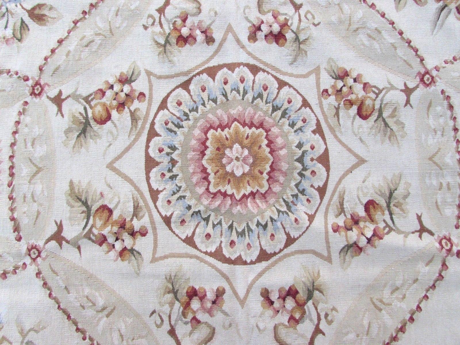 Handmade vintage French Aubusson rug in wool. This rug has been made in the end of the 20th century, it is in original good condition.

- Condition: original good,

- circa: 1970s,

- Size: 7.11' x 10.4' (238cm x 310cm),

- Material: