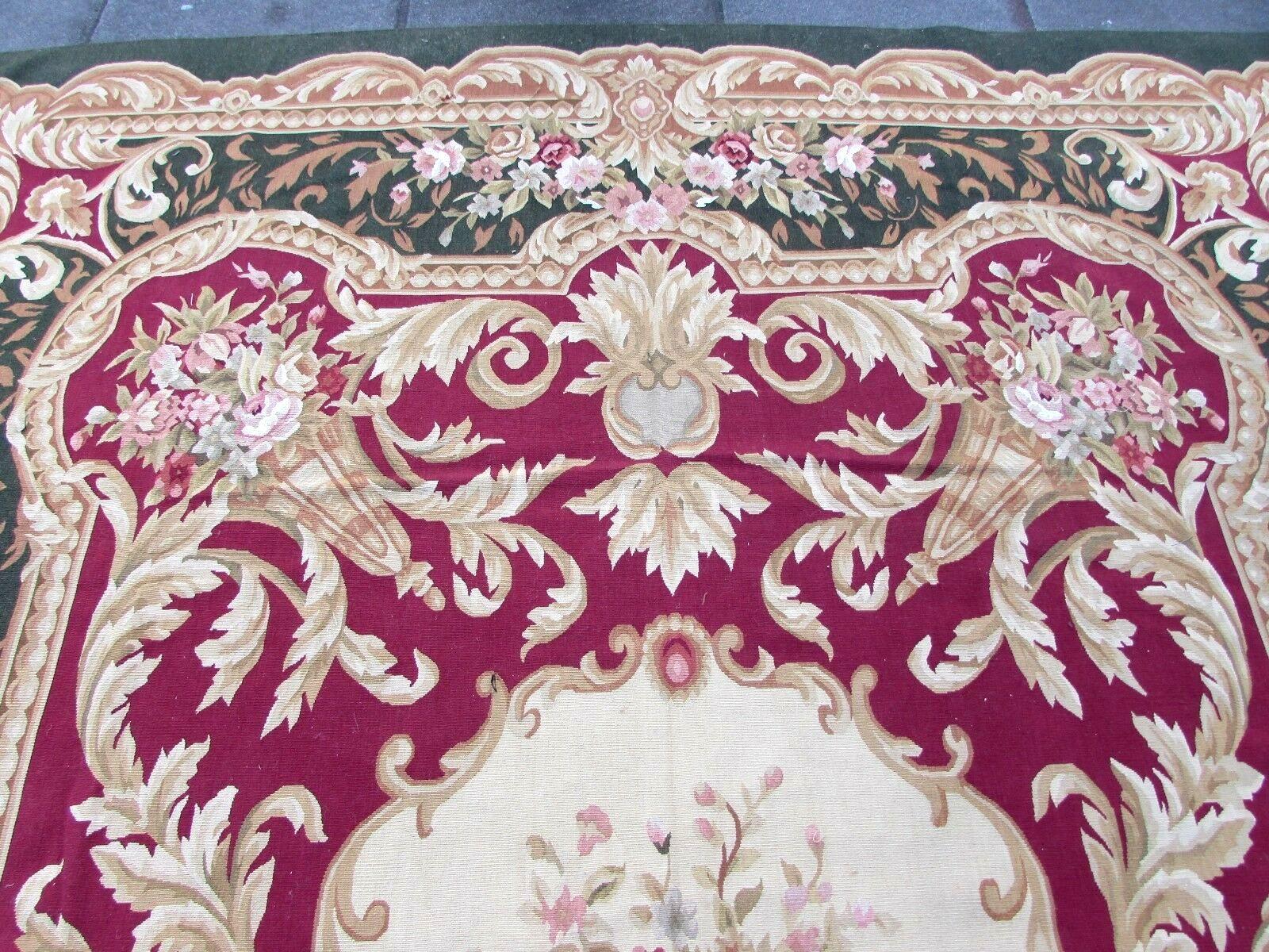 Handmade vintage French Aubusson rug in wool. This rug has been made in the end of 20th century, it is in original good condition.

-condition: original good,

-circa 1970s,

-size: 9' x 13' (270cm x 389cm),

-material: wool,

-country of