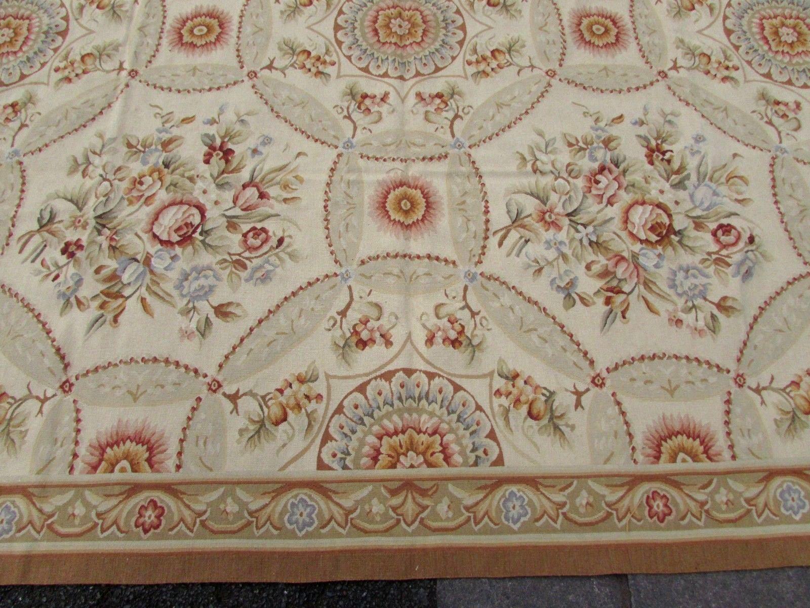 Handmade vintage French Aubusson rug in wool. This rug has been made in the end of 20th century, it is in original good condition.

-Condition: Original good,

-circa 1970s,

-Size: 9.1' x 12.4' (273cm x 371cm),

-Material: Wool,

-Country