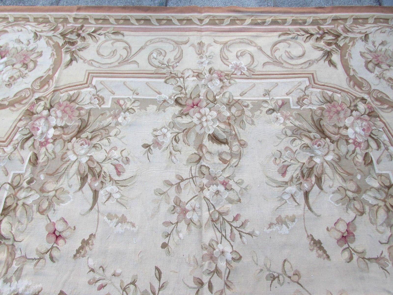 Handmade vintage French Aubusson rug in wool. This rug has been made in the end of 20th century, it is in original good condition.

- Condition: Original good,

- circa 1970s,

- Size: 9' x 12.5' (270cm x 372cm),

- Material: Wool,

-