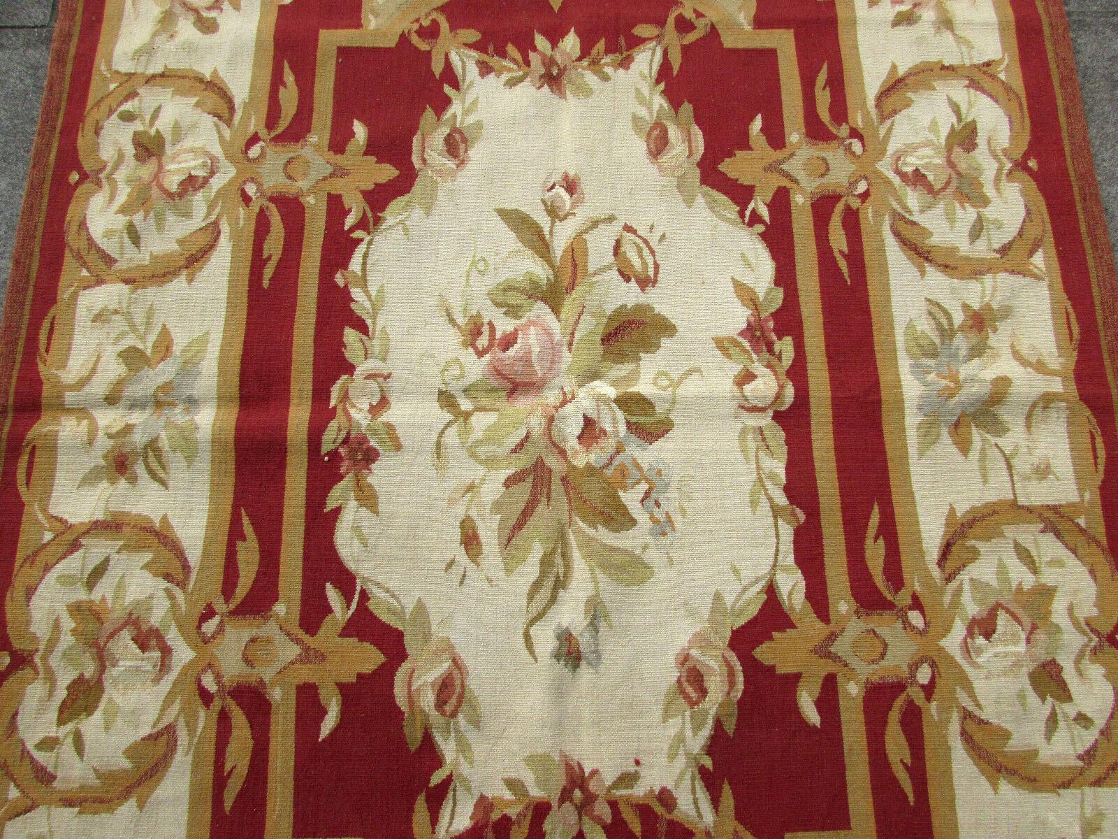 Handmade vintage French Aubusson rug in wool. This rug has been made in the end of 20th century, it is in original good condition.

-Condition: Original good,

-circa 1970s,

-Size: 4' x 6.1' (122cm x 186cm),

-Material: Wool,

-Country of